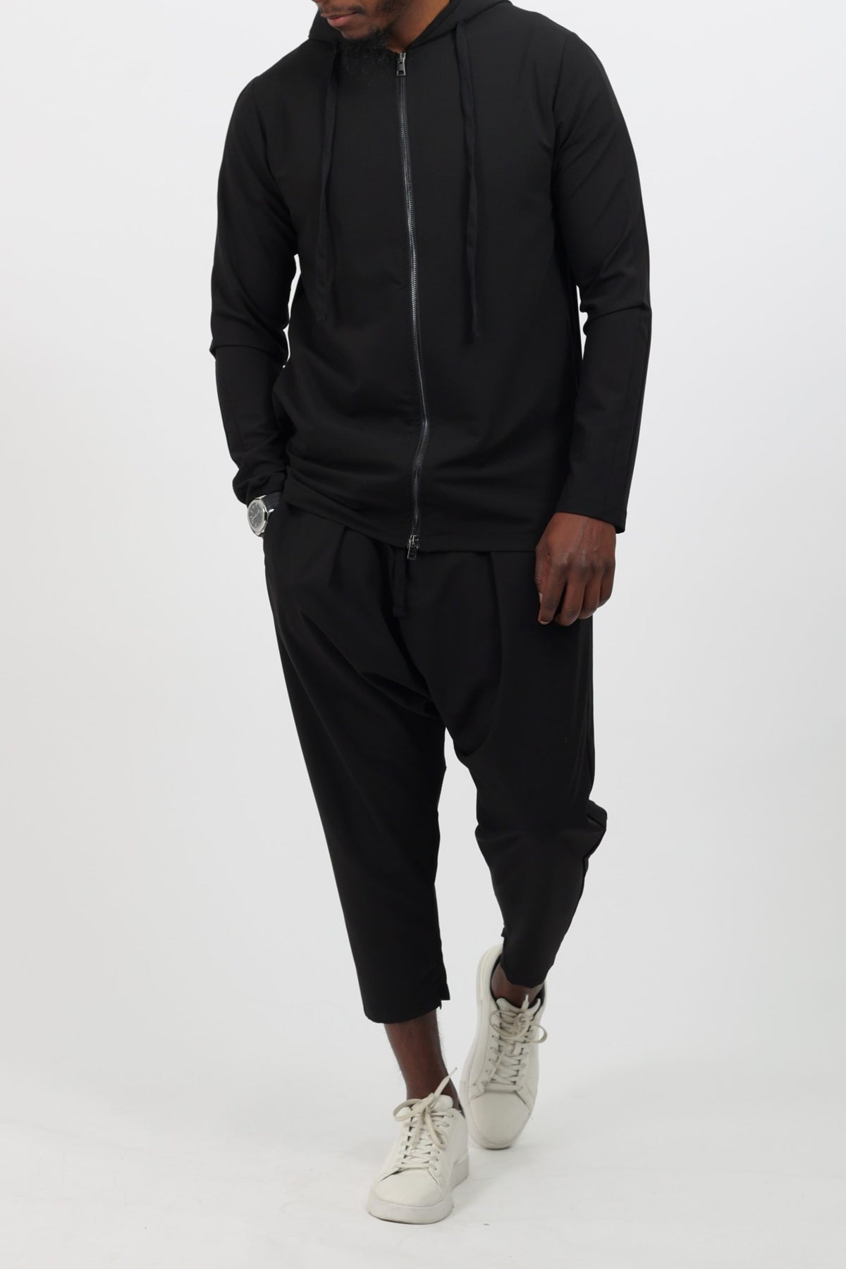 Survêtement homme sport chic noir de trois quarts