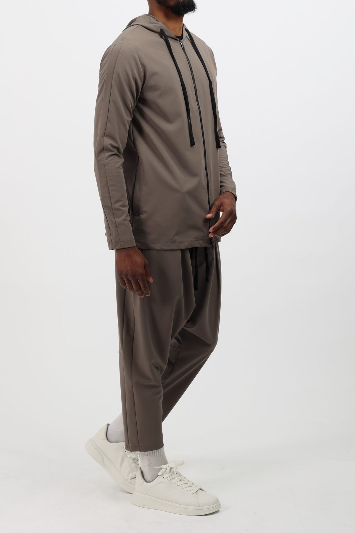 Survêtement homme moka en mouvement, tenue sportswear élégante
