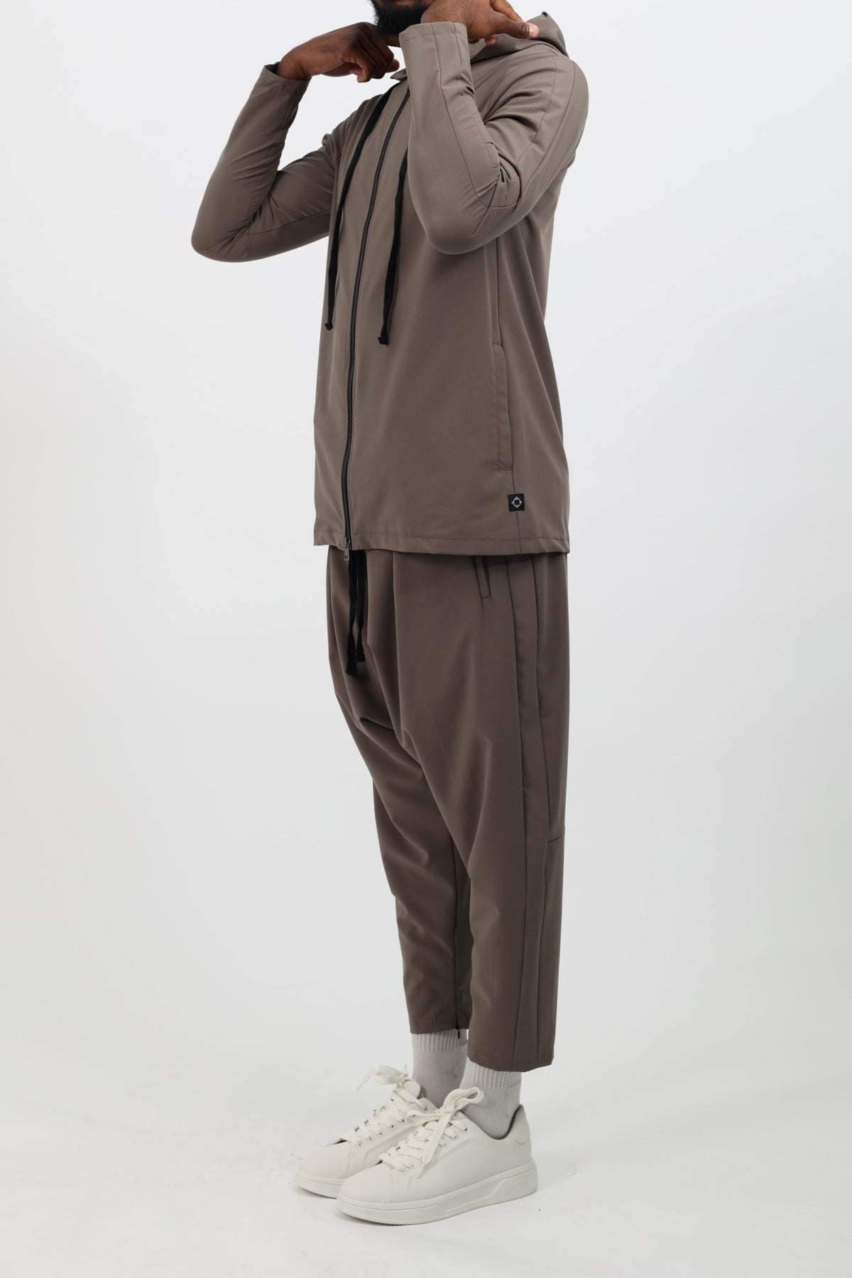 Survêtement sport chic moka de trois quarts, capuche