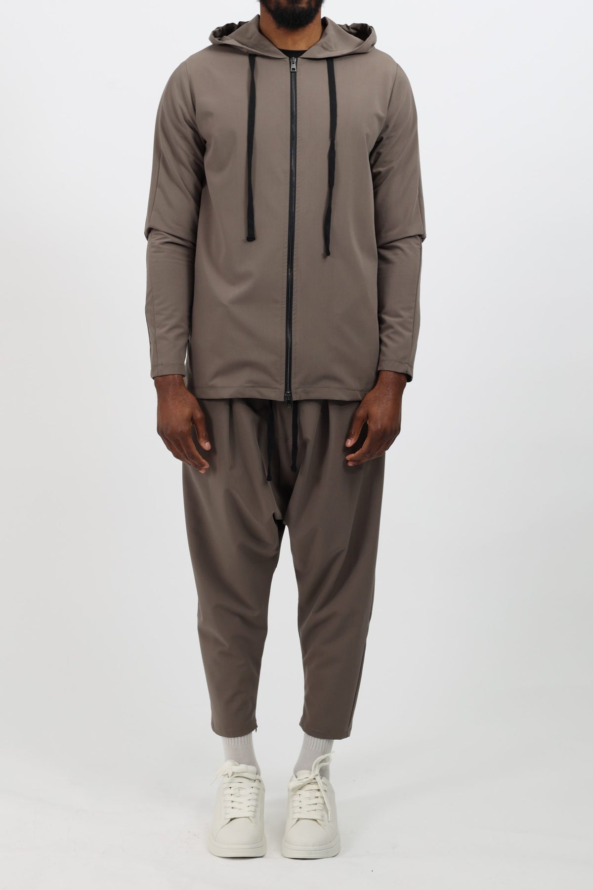 Survêtement homme sport chic moka porté de face