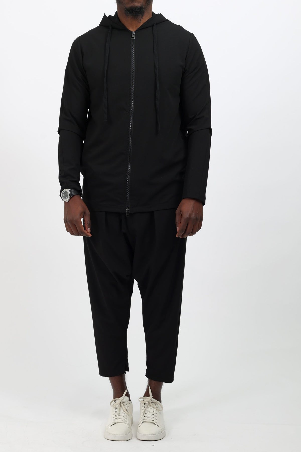 Survêtement sport chic noir porté de face, tenue confortable et pudique
