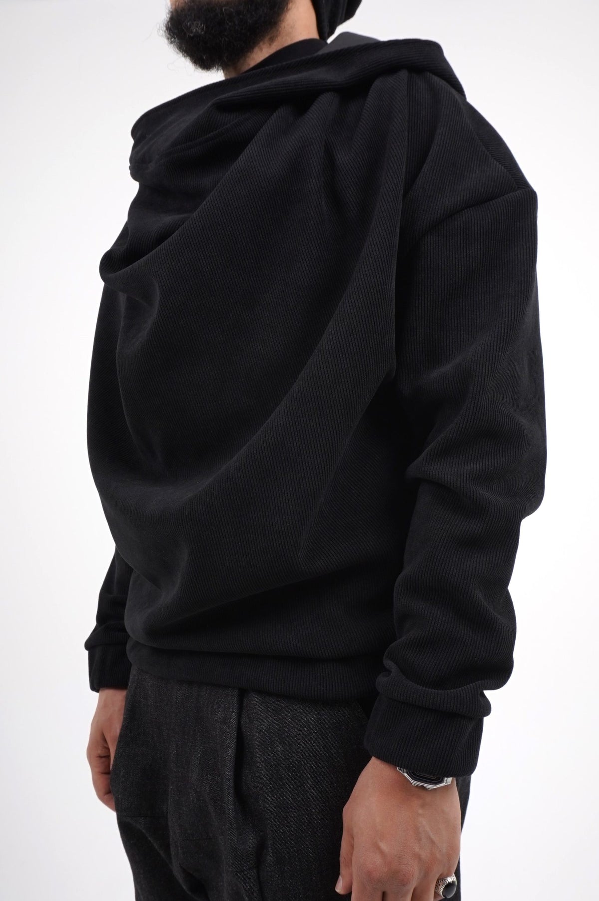Pull homme Boho noir intense en velours côtelé à col drapé