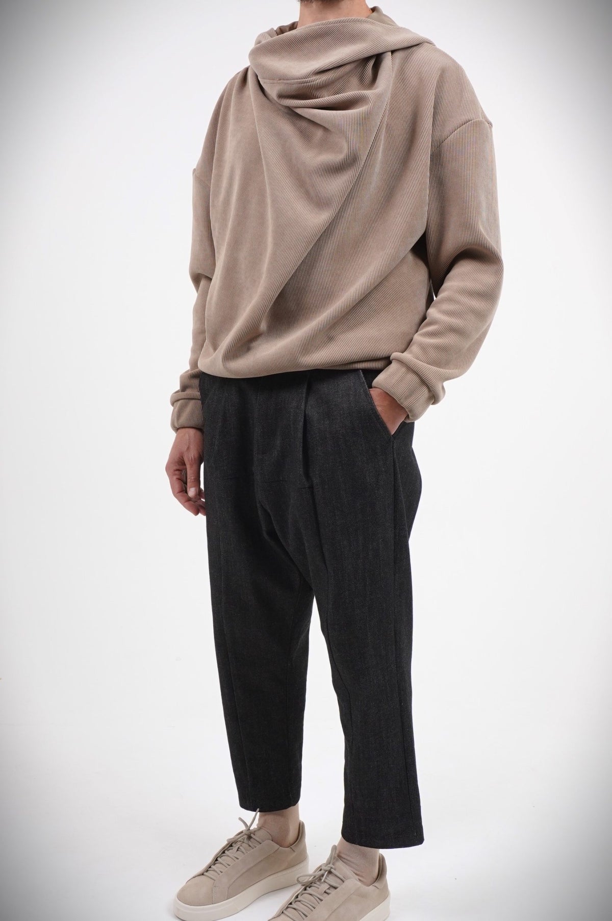 Pull Boho beige désert porté avec un sarouel en jean noir