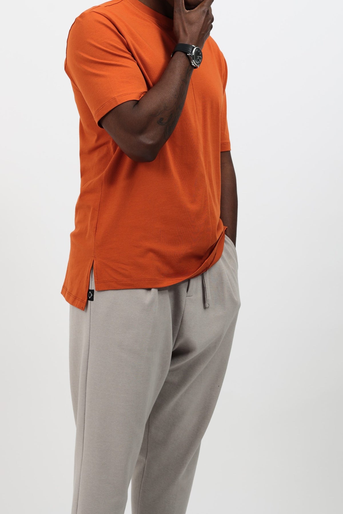 T-shirt long homme Classy orange rouille porté avec un pantalon beige