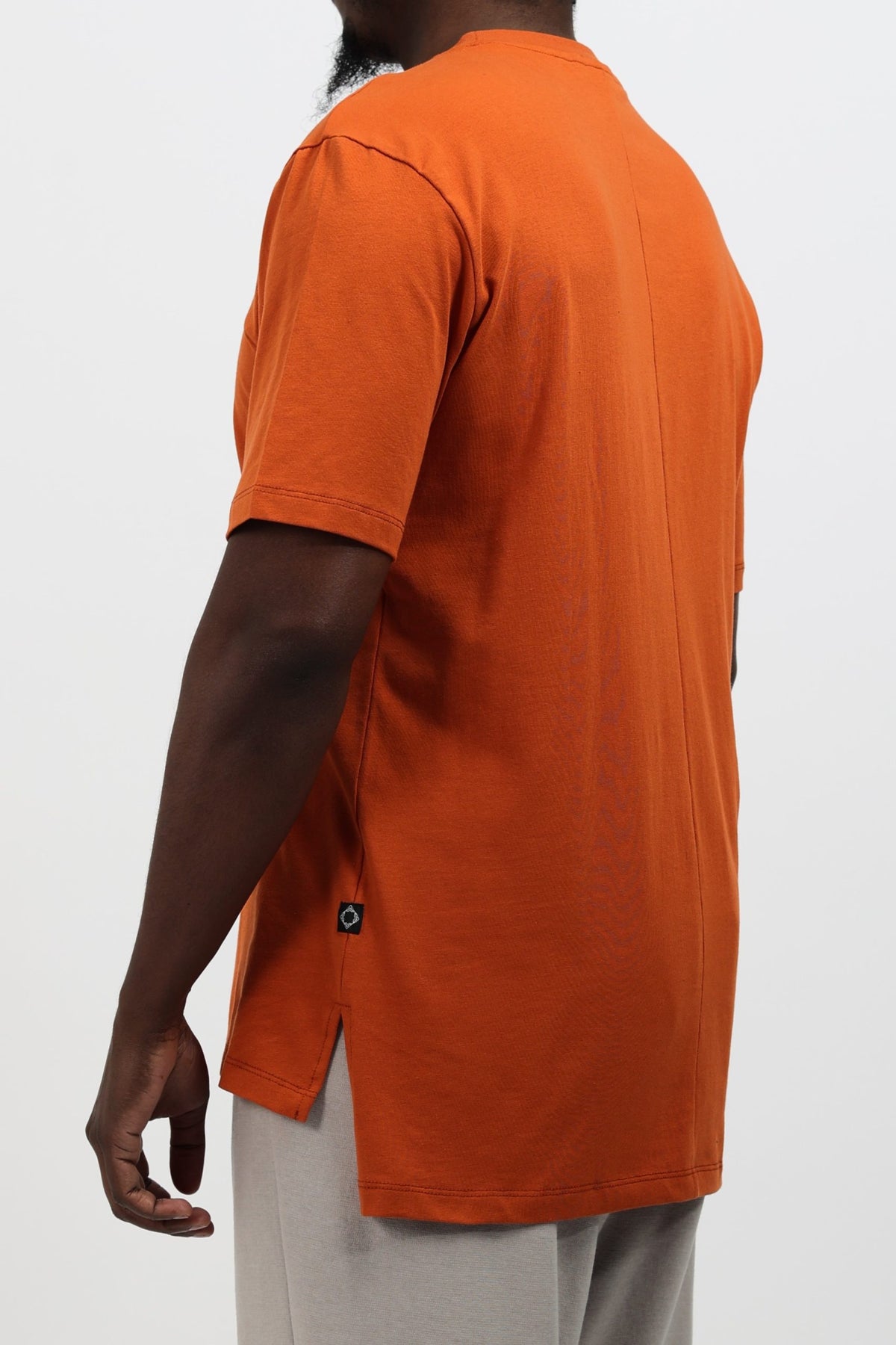 T-shirt Classy orange rouille vu de dos, t-shirt long homme échancré sur les côtés