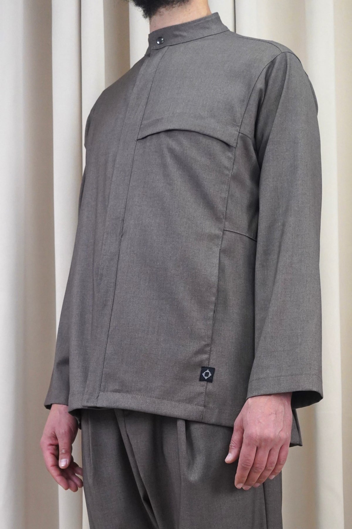 Veste de costume homme Dunes marron glacé à col qamis, portée de face