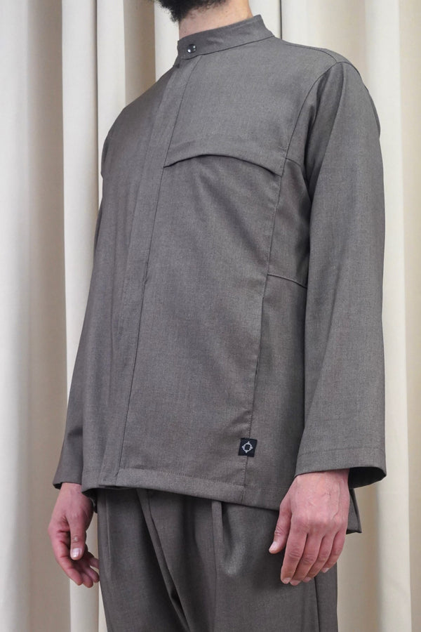 Veste de costume homme Dunes marron glacé à col qamis, portée de face