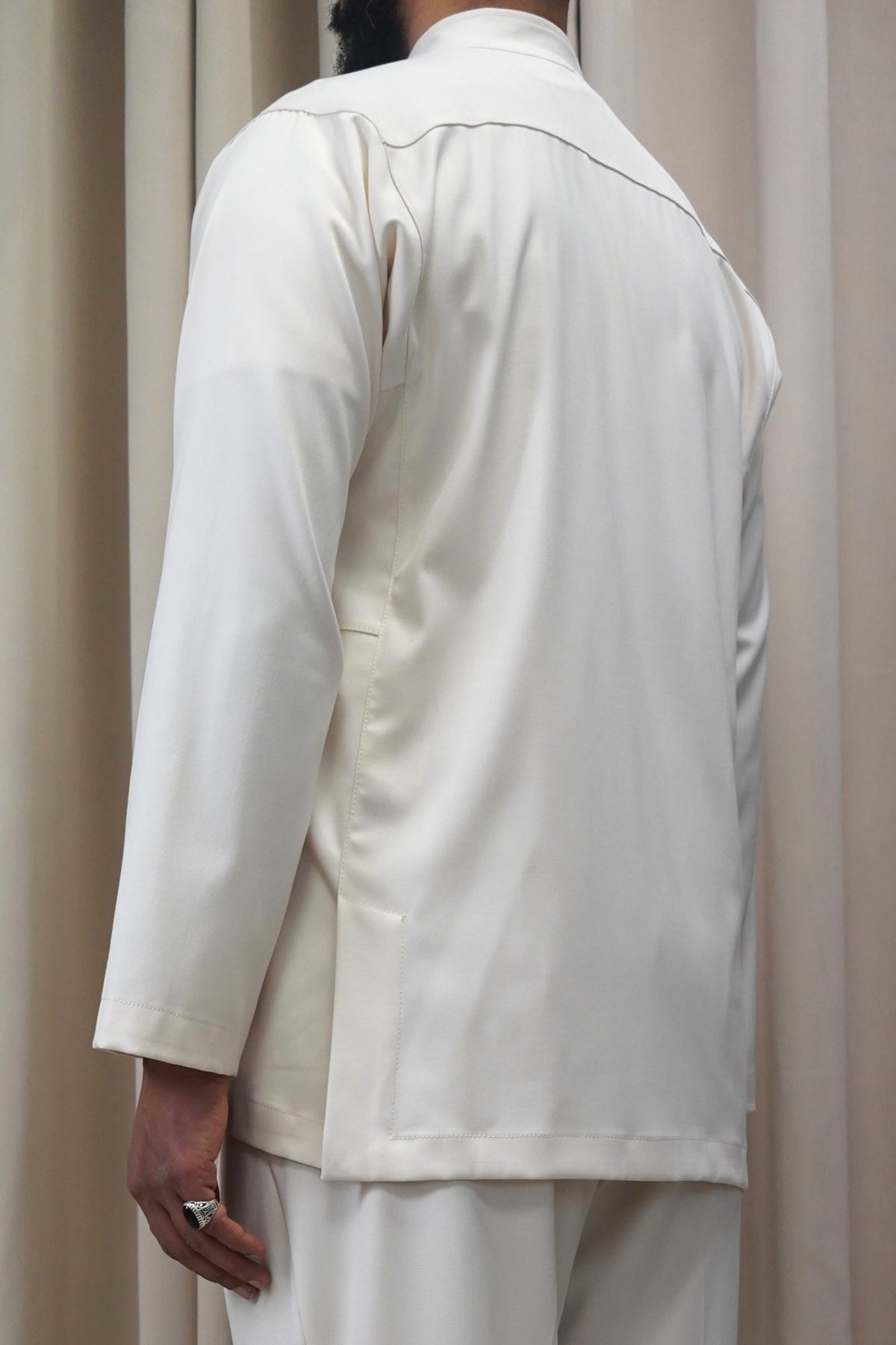 Veste Dunes crème vue de dos, qamis moderne façon blazer