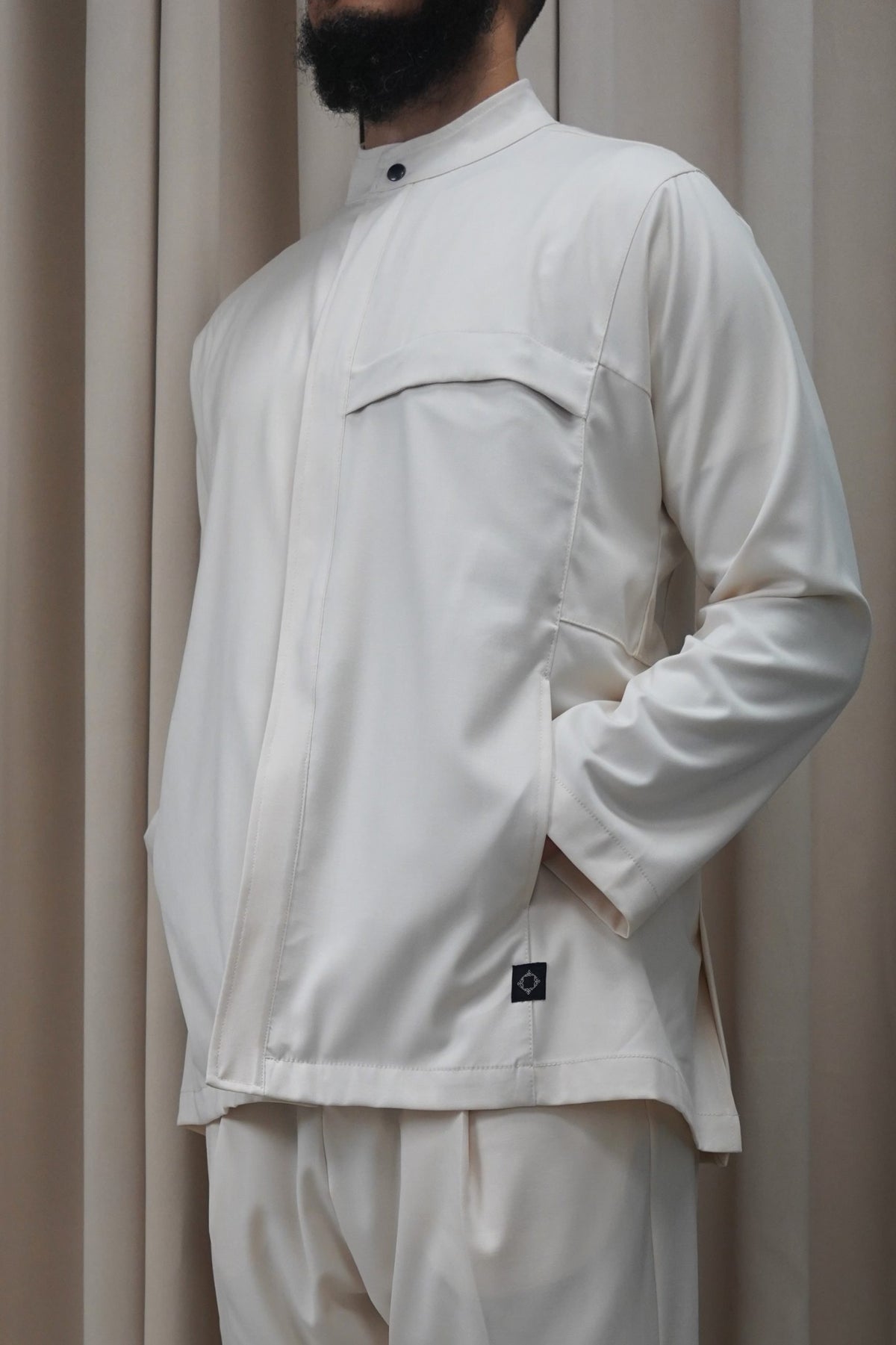Veste de costume homme Dunes crème portée de face, col qamis