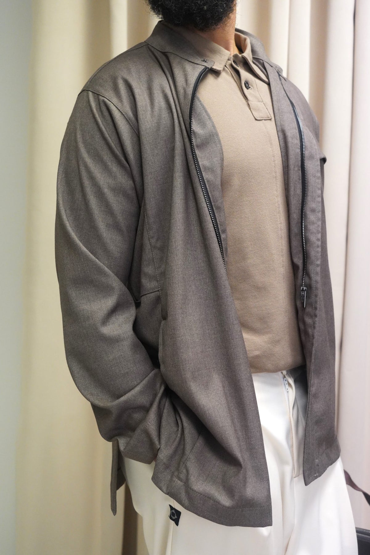Veste de costume Dunes marron glacé ouverte sur un polo taupe