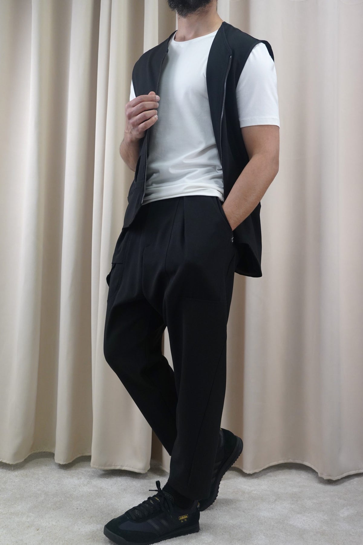 Ensemble homme Bowman noir, veston ouvert sur un t-shirt blanc