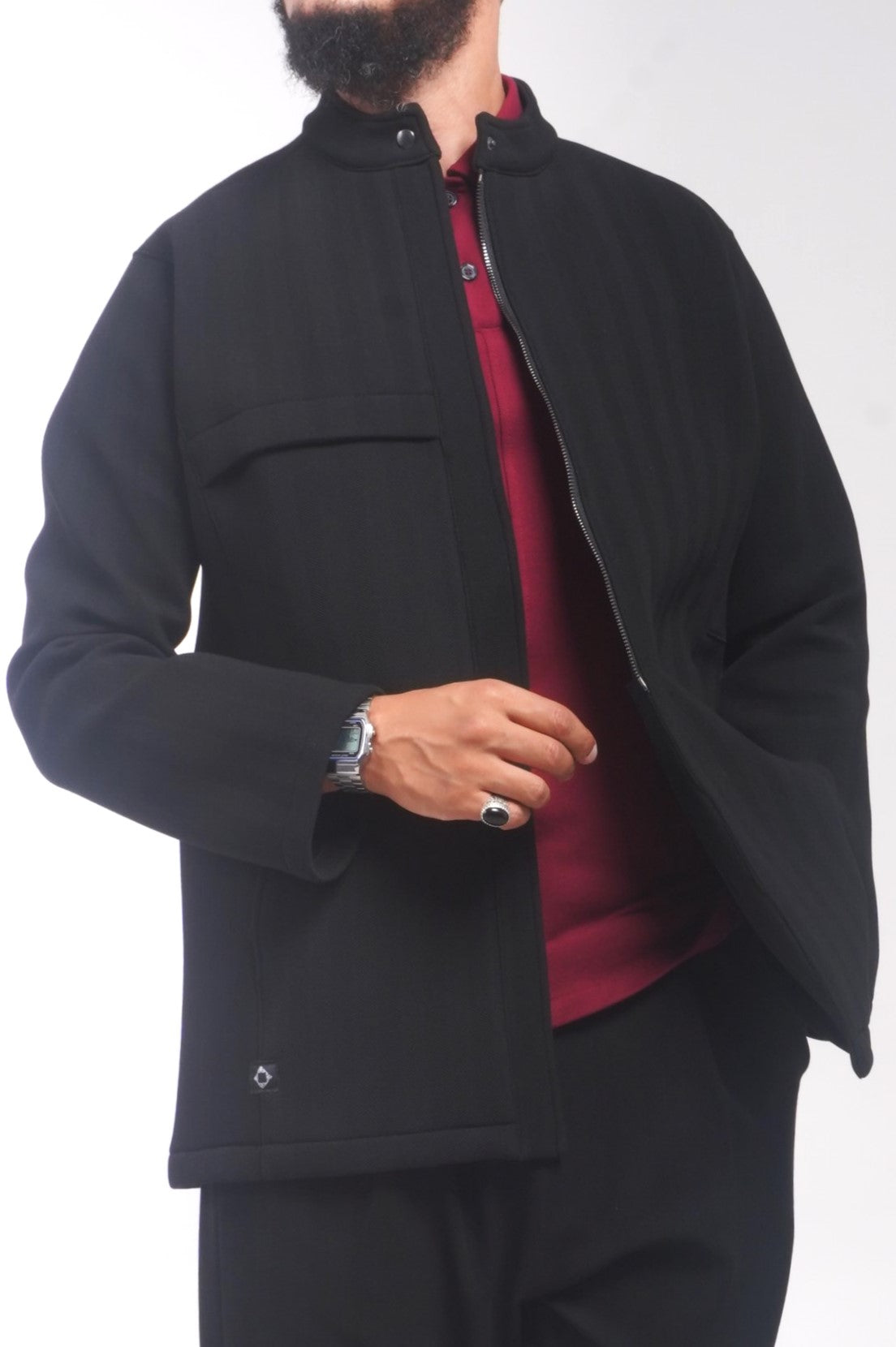 Veste Dunes hiver noire ouverte sur une chemise bordeaux