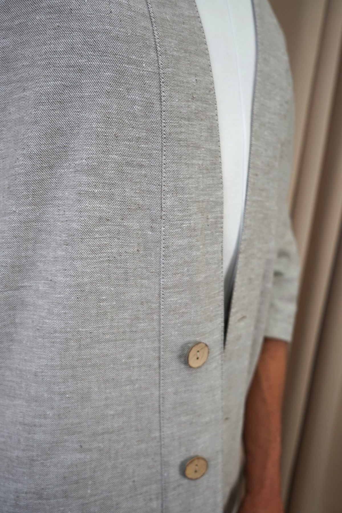 Détail des boutons en bois du kimono Hanten gris chiné