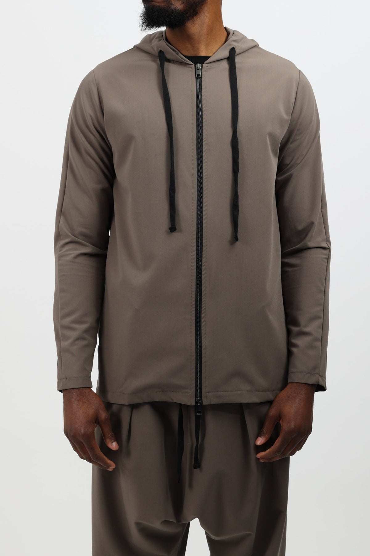 Veste de survêtement homme moka portée avec le sarouel assorti
