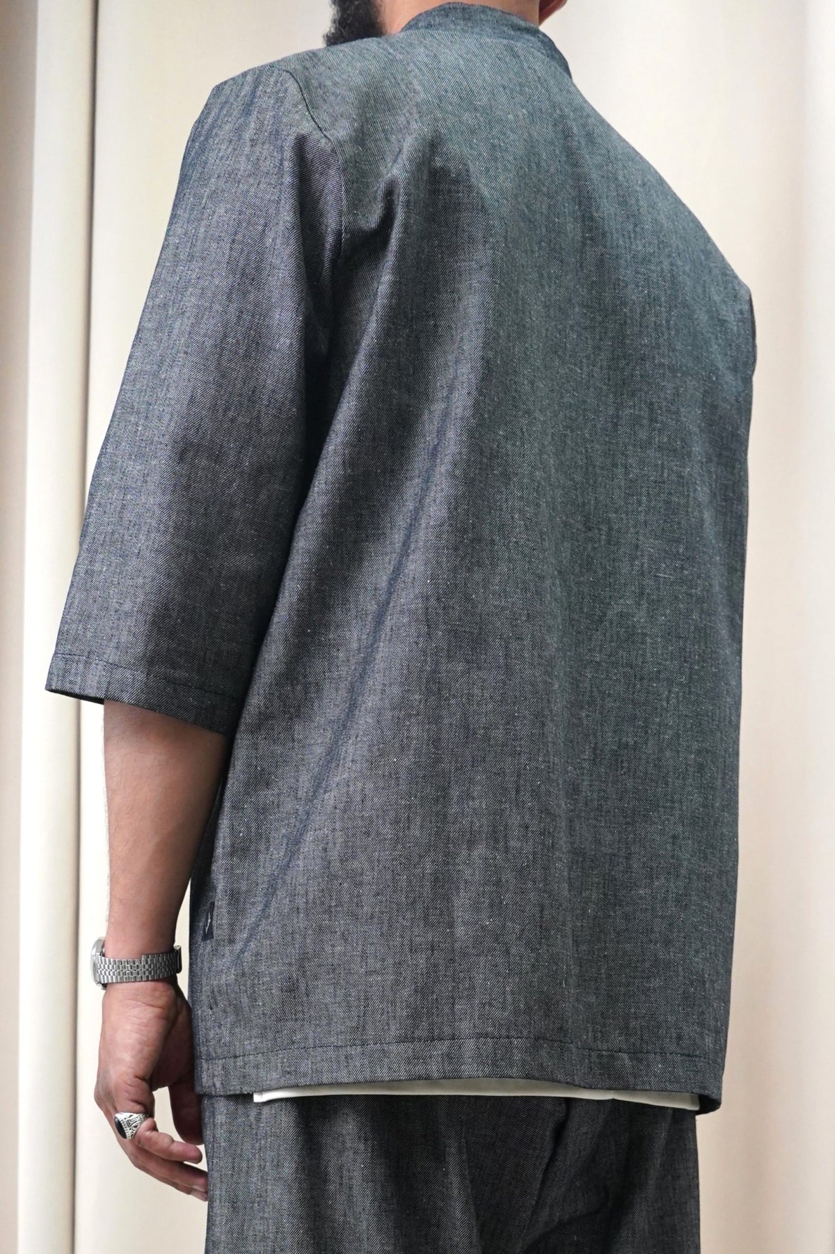 Kimono Hanten noir chiné vu de dos, veste d'été homme