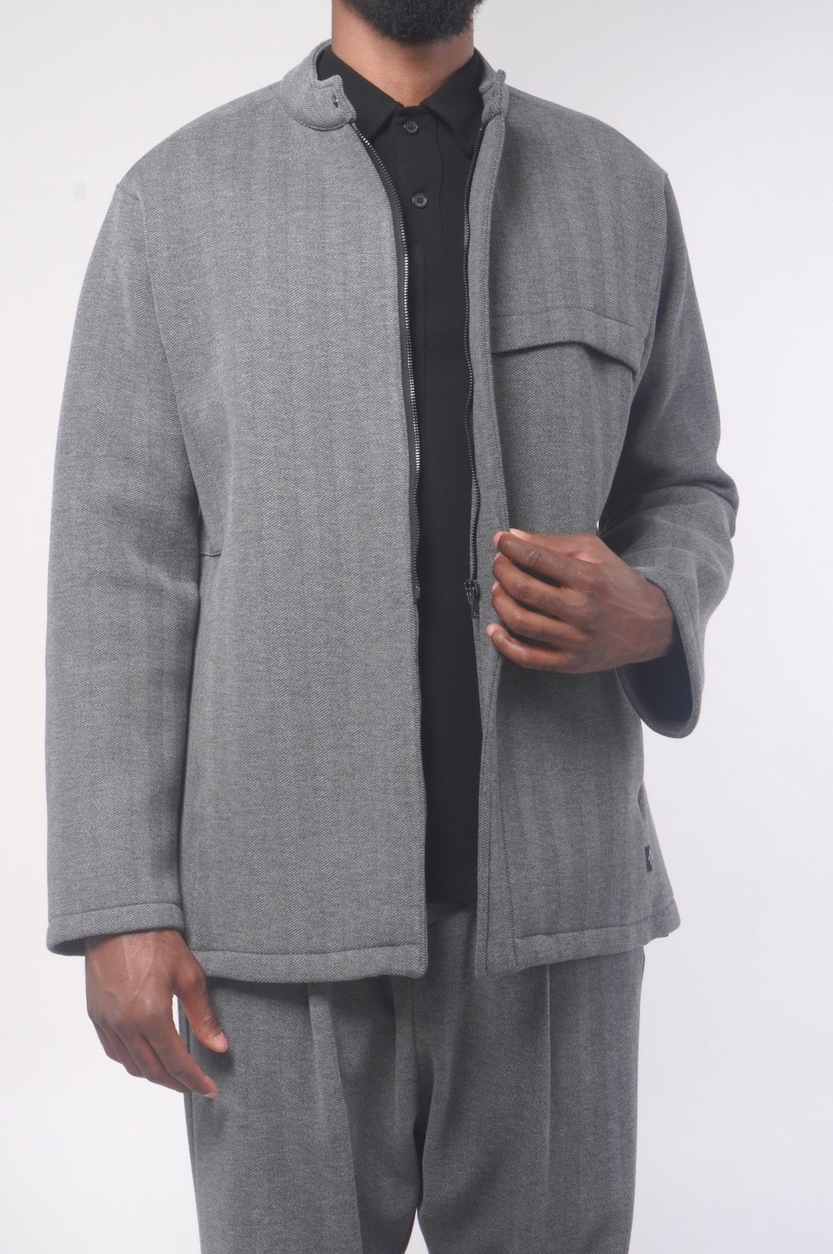 Veste Dunes hiver gris minéral ouverte sur une chemise noire