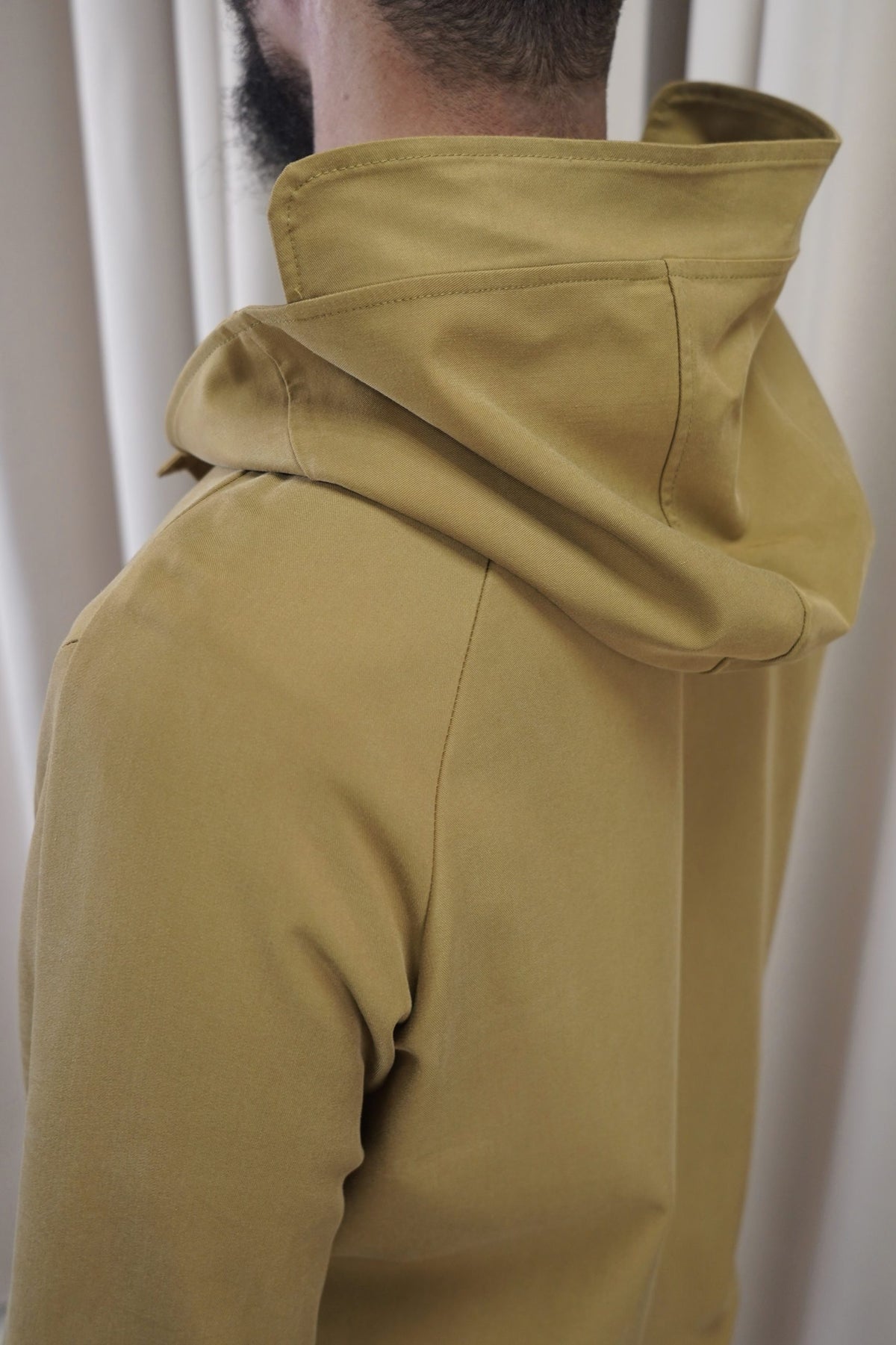 Détail de la capuche et du col de la veste Fallon beige camo