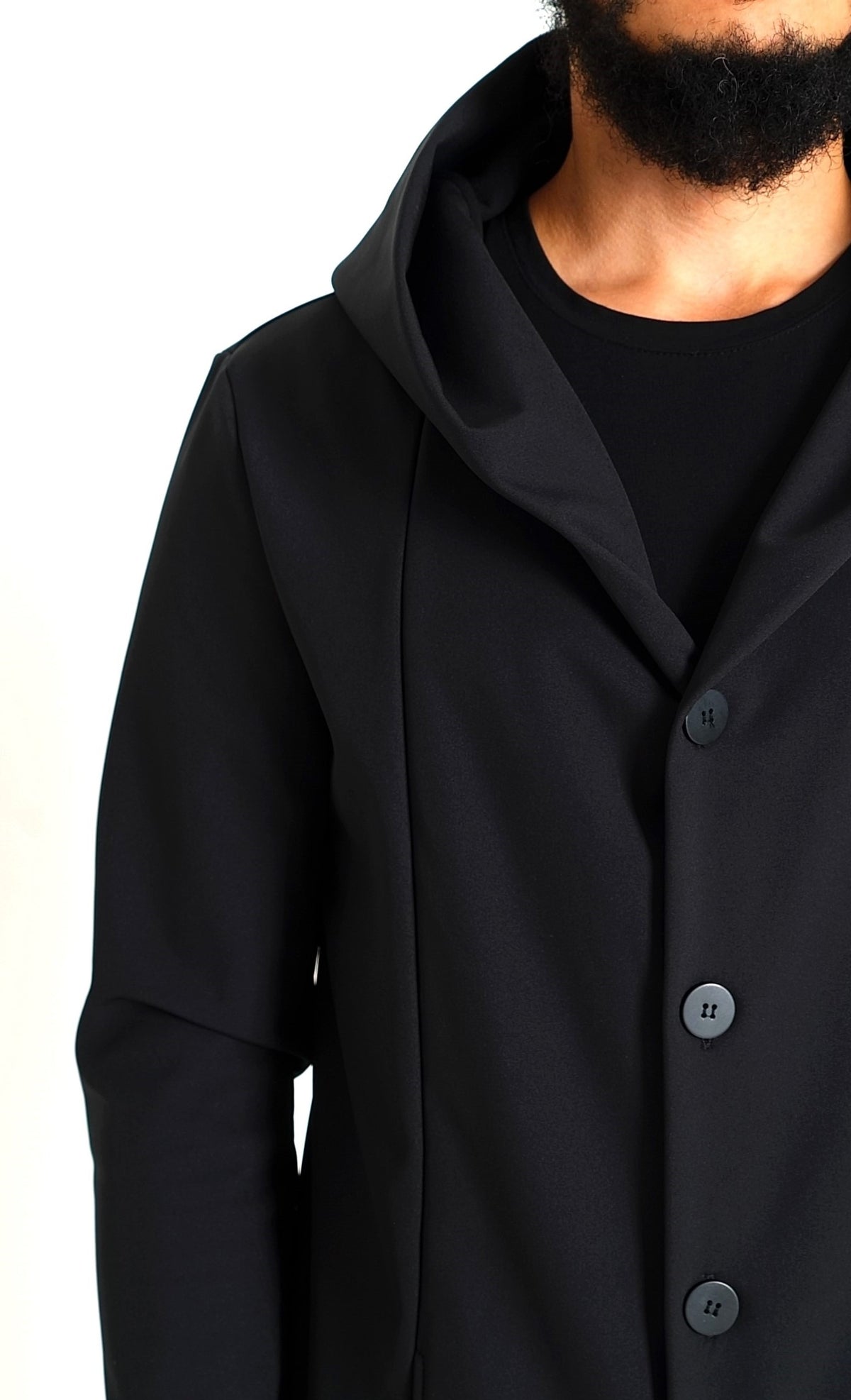 Détail du col châle à capuche et des boutons du cardigan homme noir