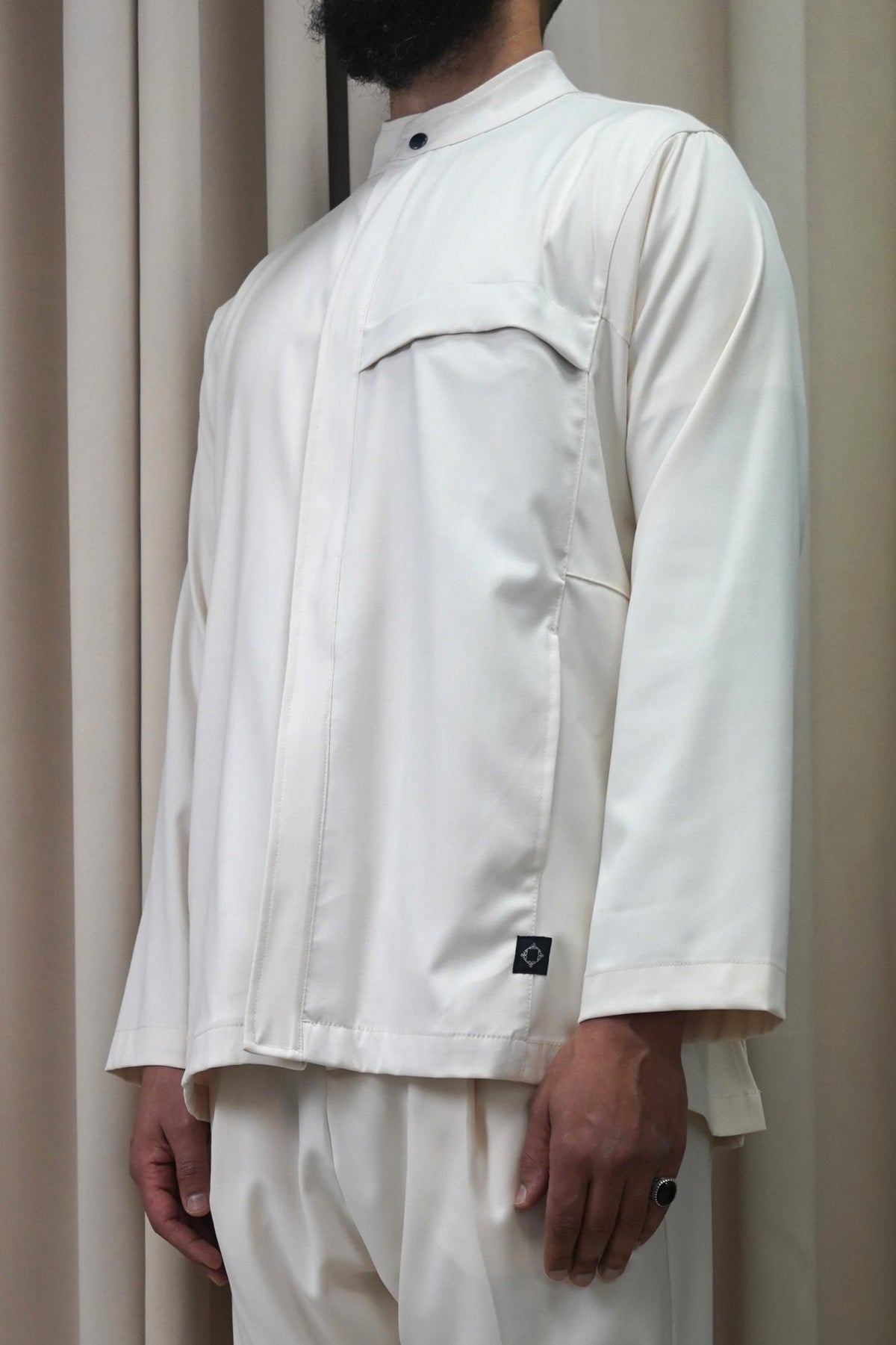 Veste de costume homme Dunes crème à col qamis, de trois quarts