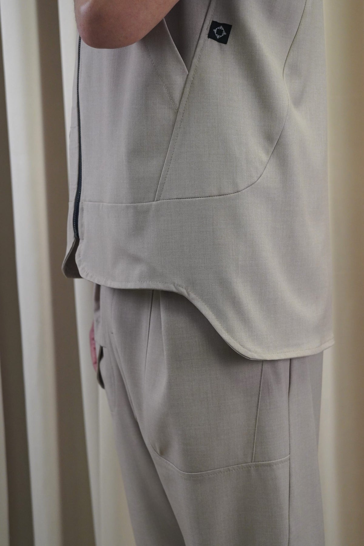 Détail du veston et du sarouel de l'ensemble Bowman taupe