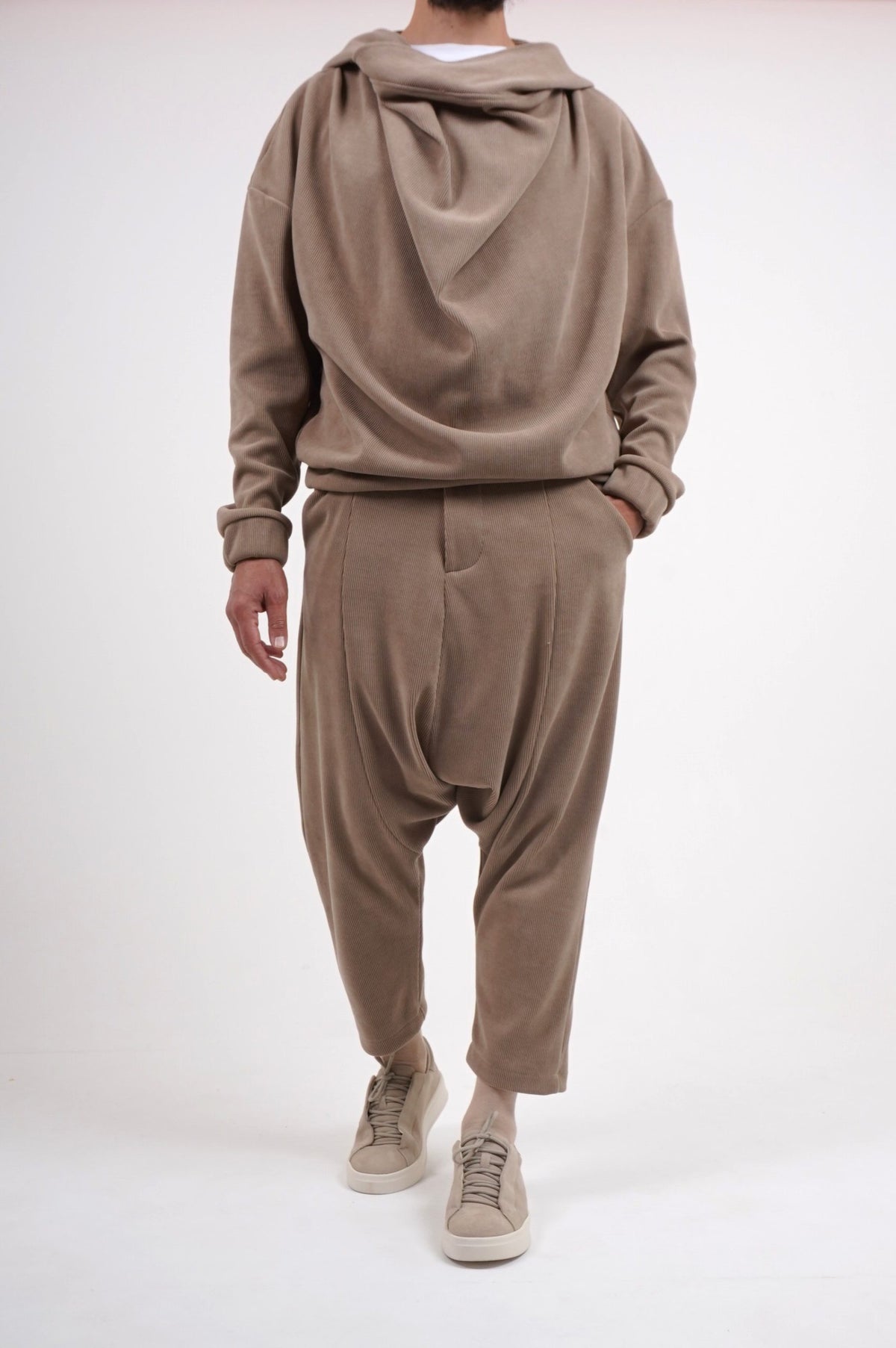 Sarouel Boho beige porté avec le pull à col drapé assorti