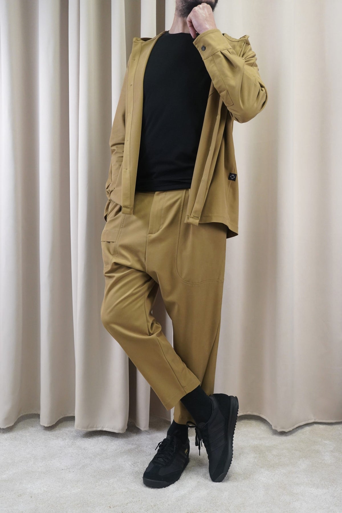 Pantalon Fallon beige camo porté avec la veste à capuche assortie