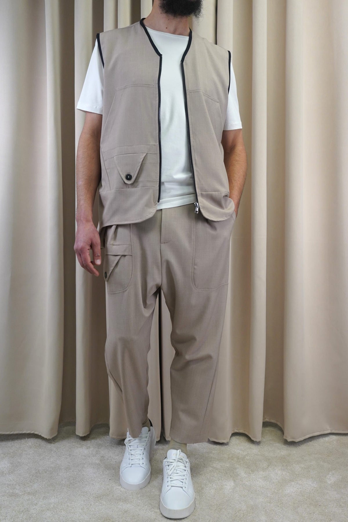 Ensemble homme Bowman taupe clair, veston ouvert sur un t-shirt blanc
