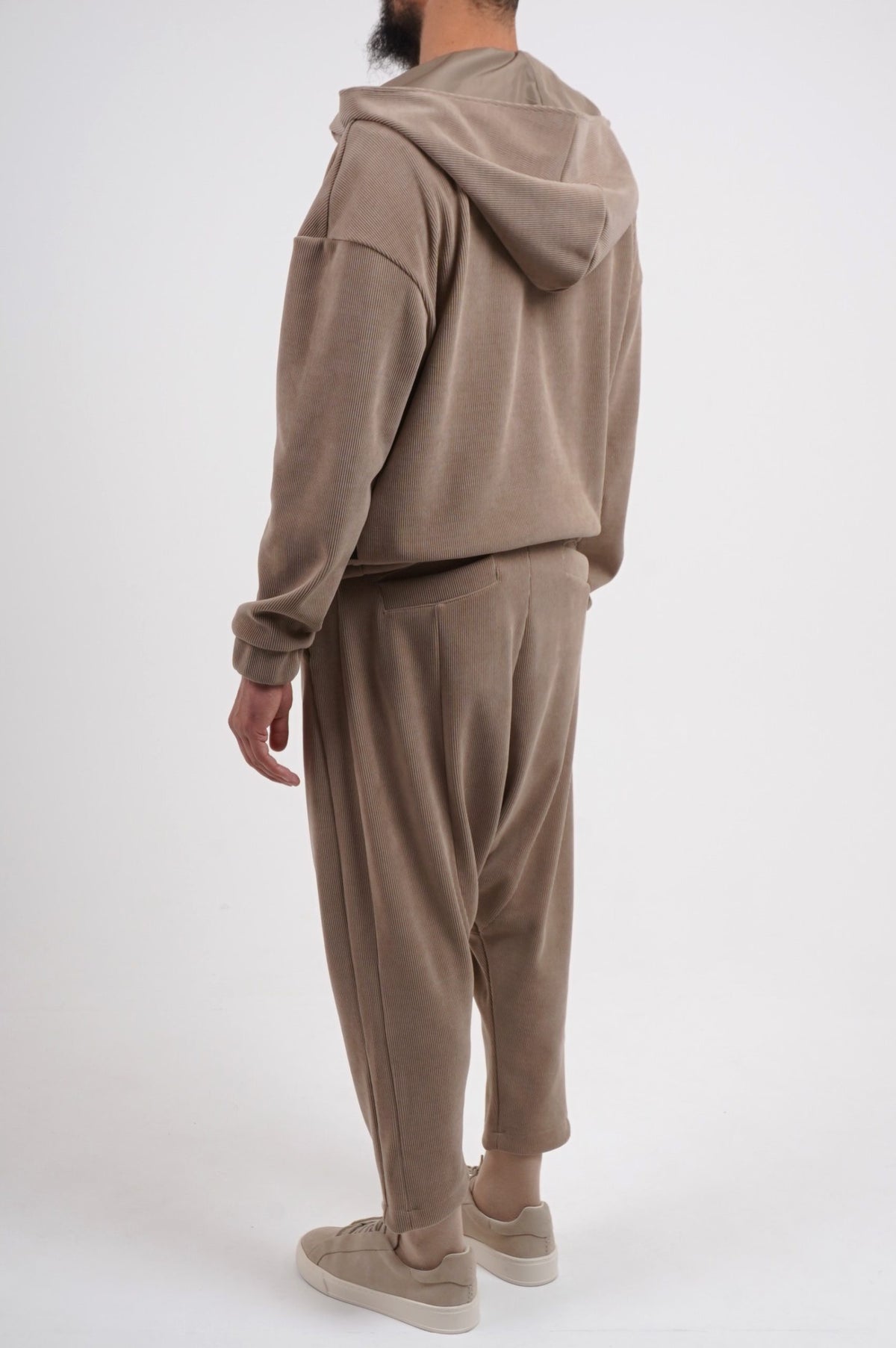 Ensemble Boho beige vu de dos, capuche et sarouel large