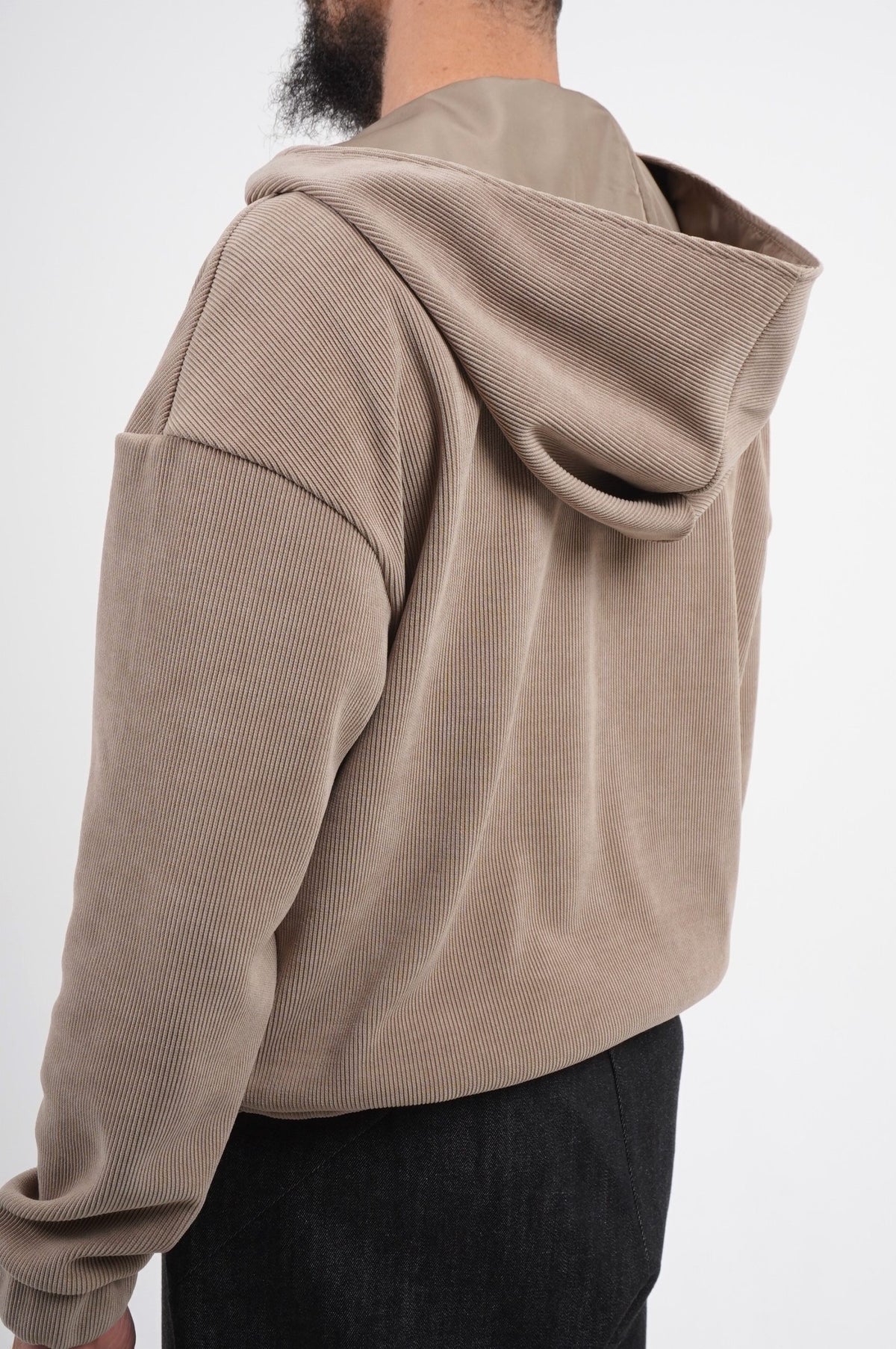 Pull Boho beige désert de profil, capuche et coupe oversize