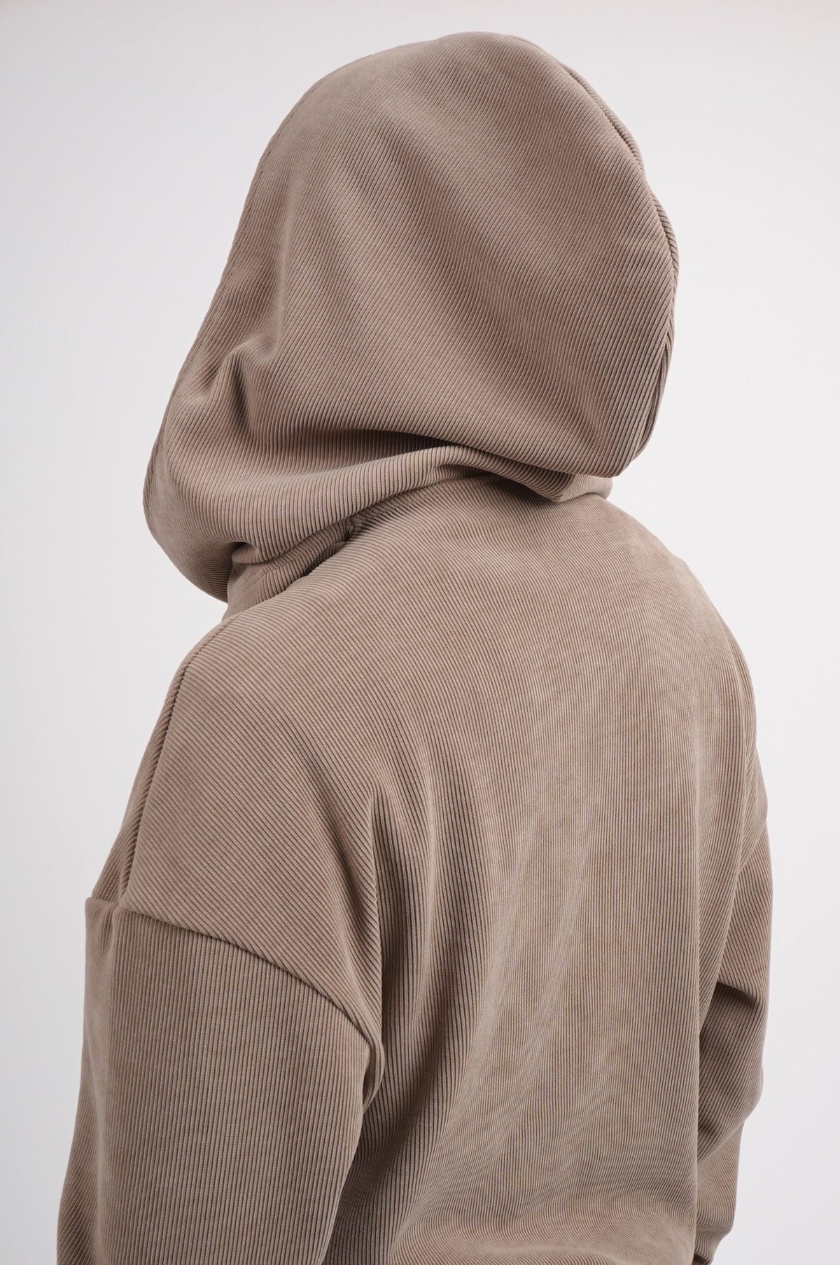 Pull Boho beige désert vu de dos, capuche en velours côtelé