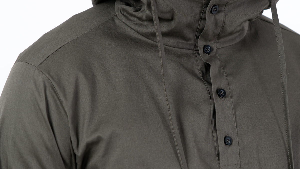 Détail du col boutonné et de la capuche du hoodie homme kaki