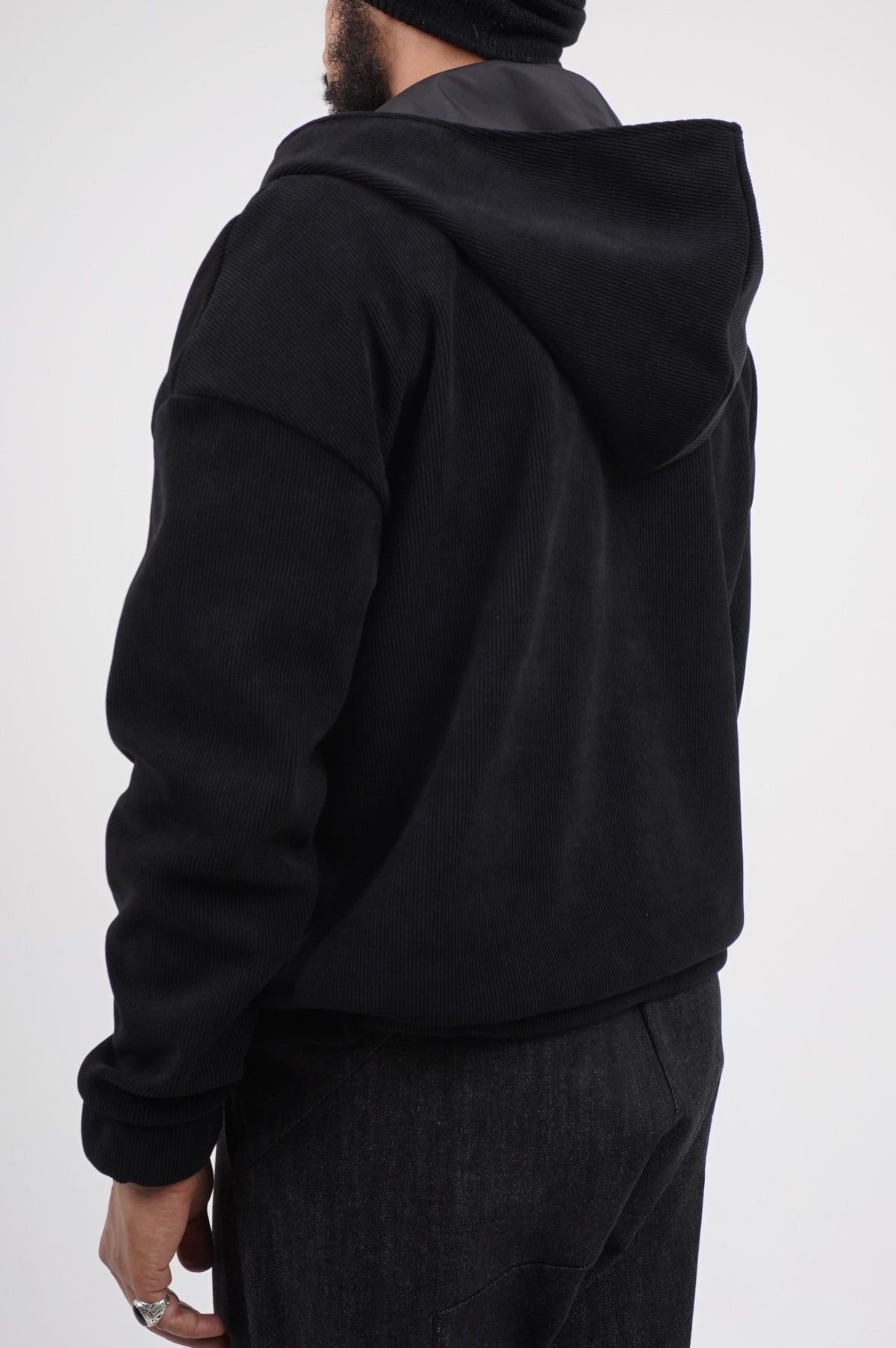 Pull Boho noir de profil, capuche en velours côtelé