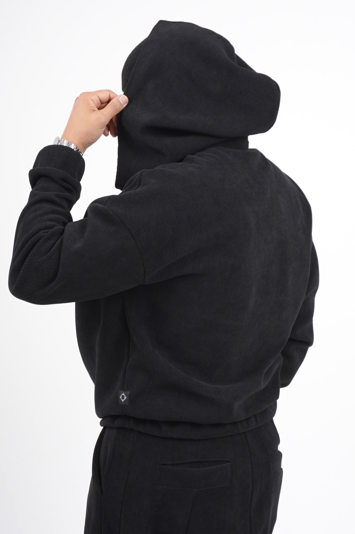 Pull Boho noir vu de dos, grande capuche ajustée