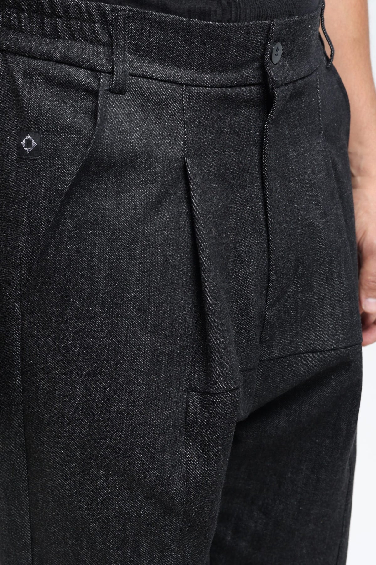 Détail des pinces et de la ceinture du sarouel en jean NewFit noir