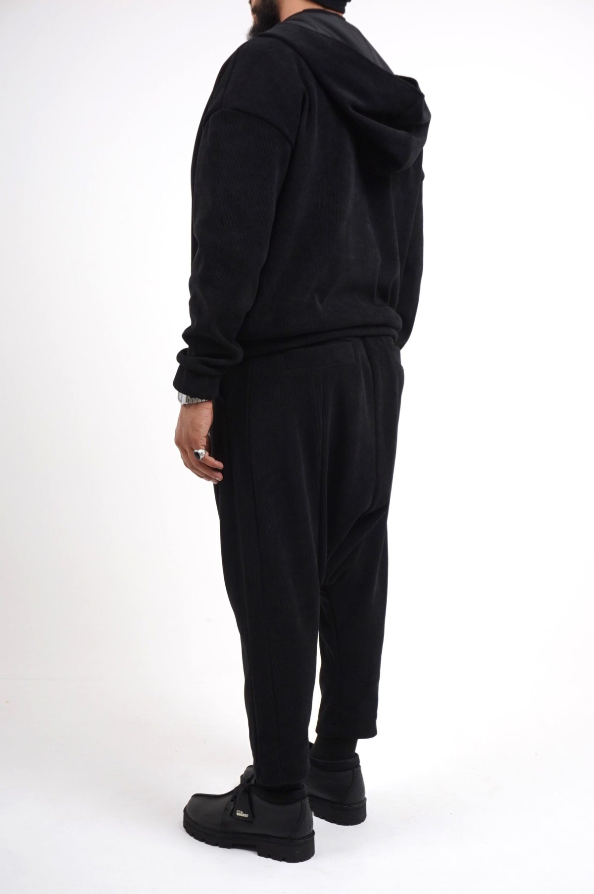 Ensemble Boho noir vu de dos, capuche et sarouel ample