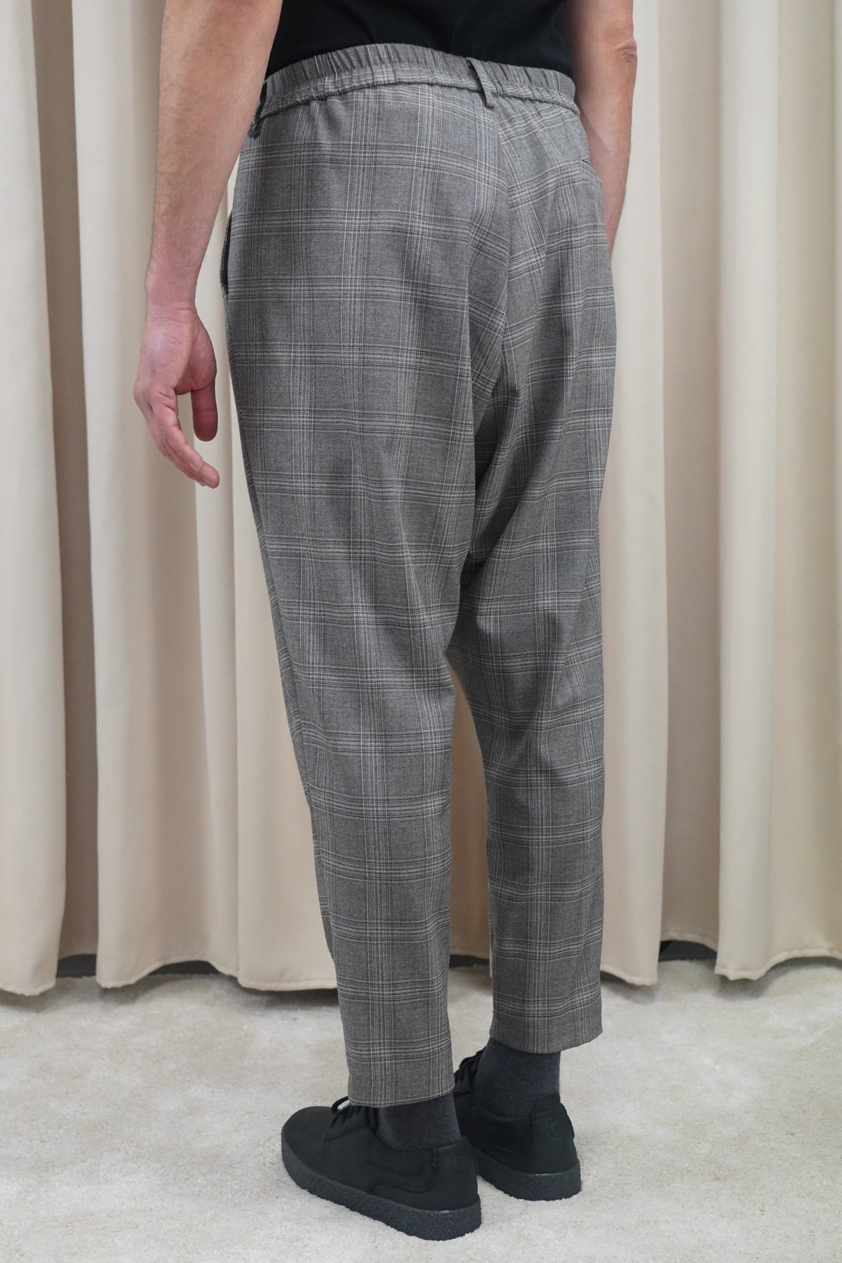 Sarouel prince de Galles gris vu de dos, ceinture élastiquée