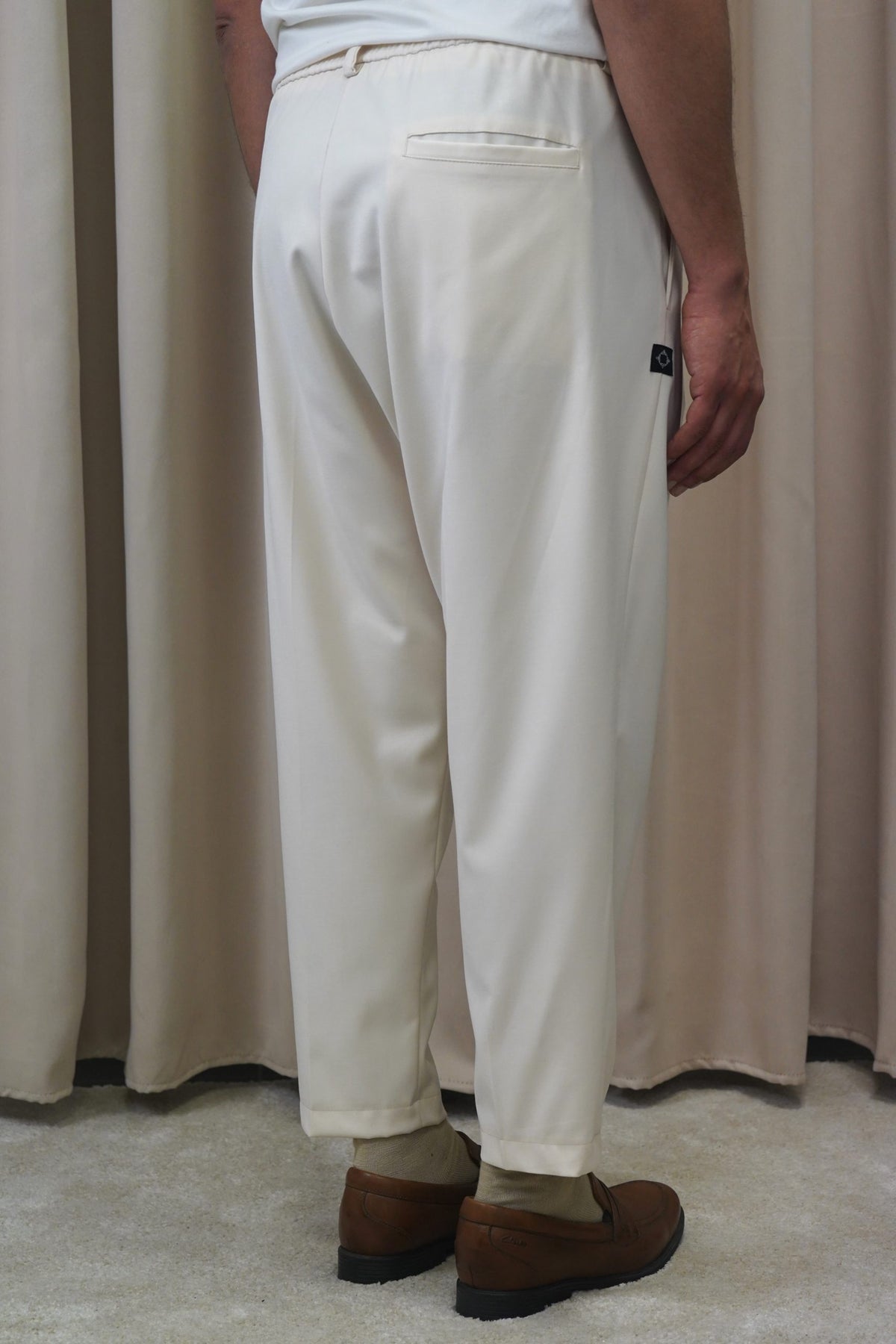 Pantalon Dunes crème vu de dos, ceinture semi-élastique