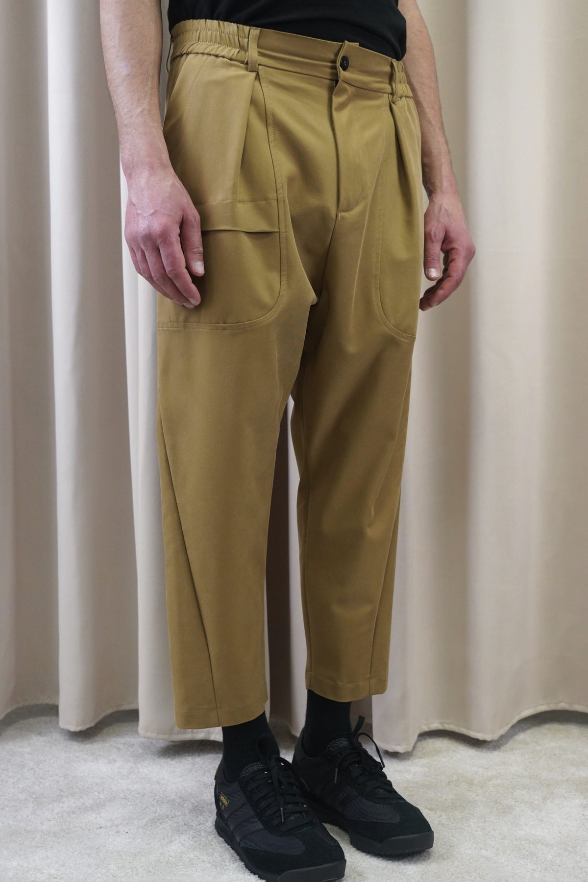 Pantalon homme Fallon beige camo porté de face, coupe fuselée