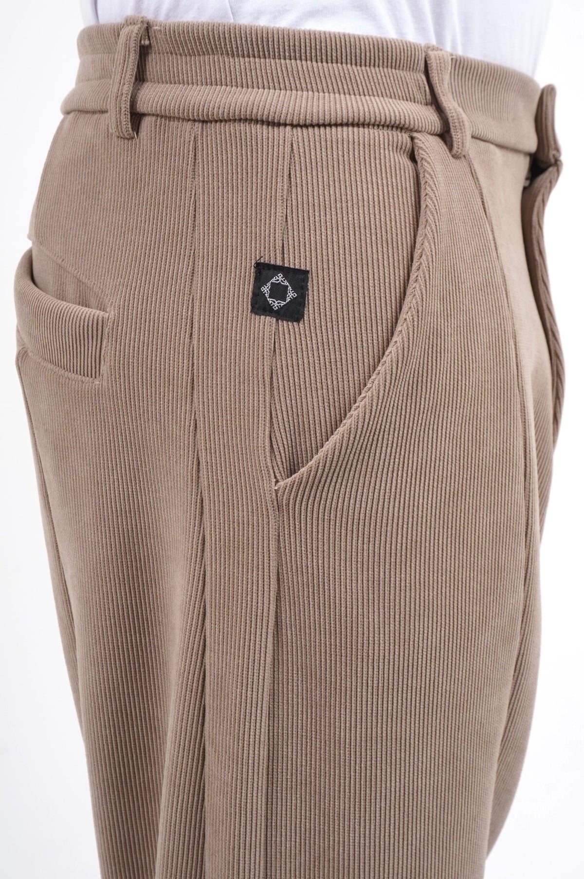Détail de la poche et du logo du sarouel Boho beige en velours côtelé
