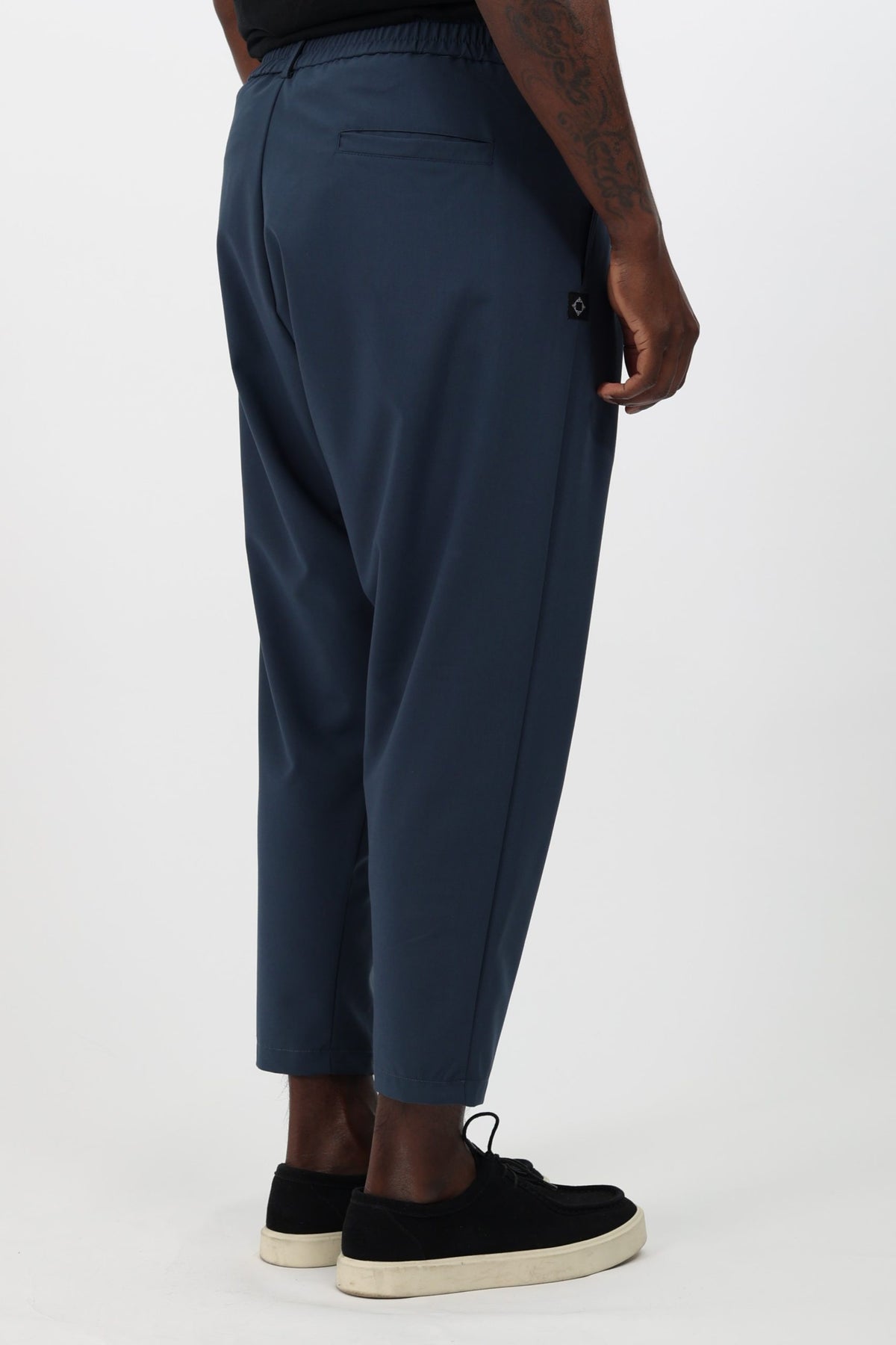 Pantalon Noragi bleu pétrole vu de dos, coupe carotte