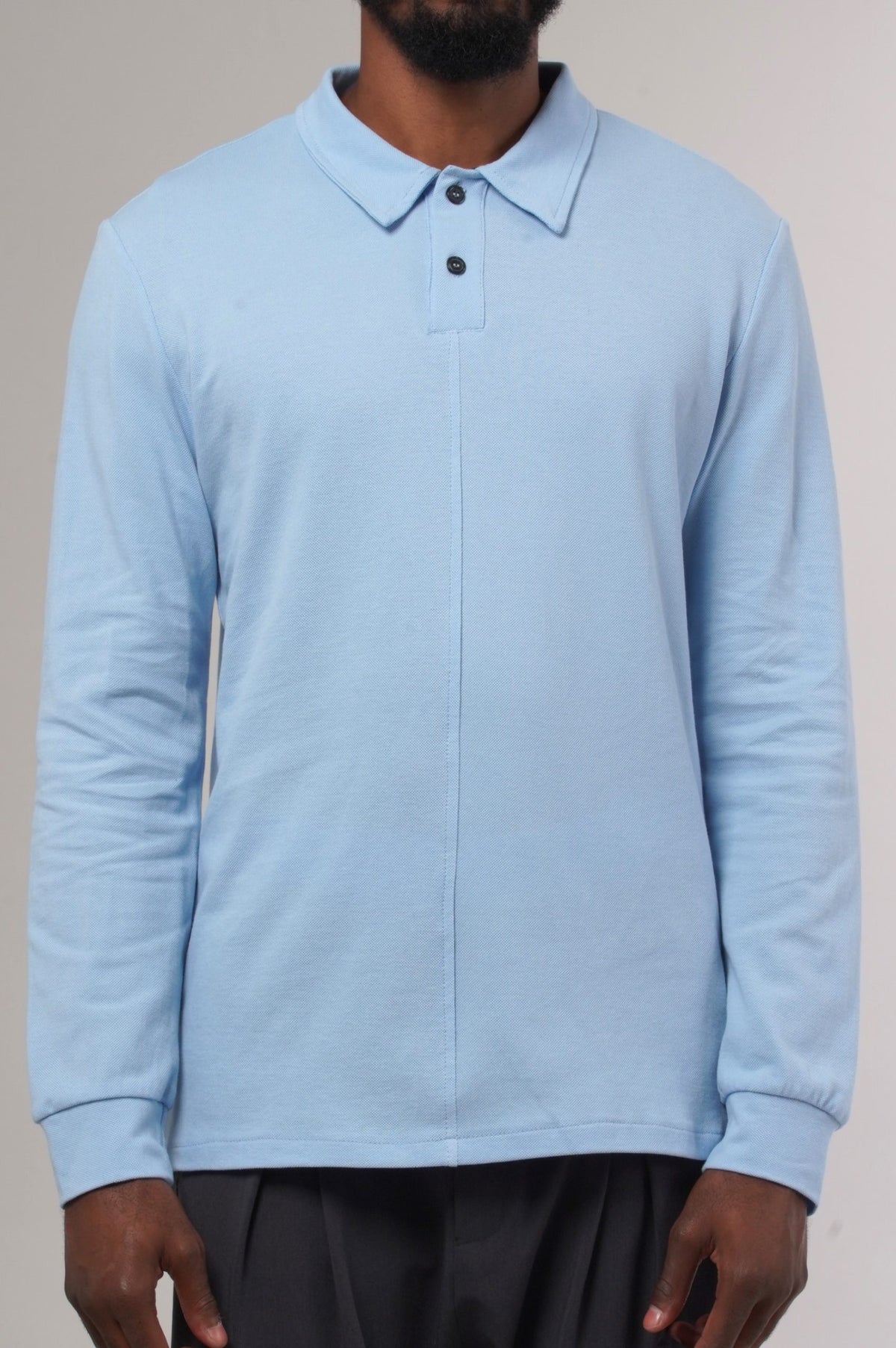 Détail du col boutonné du polo long Classy bleu ciel