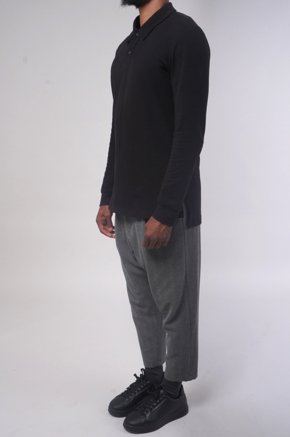 Polo long homme Classy noir manches longues porté avec un sarouel gris