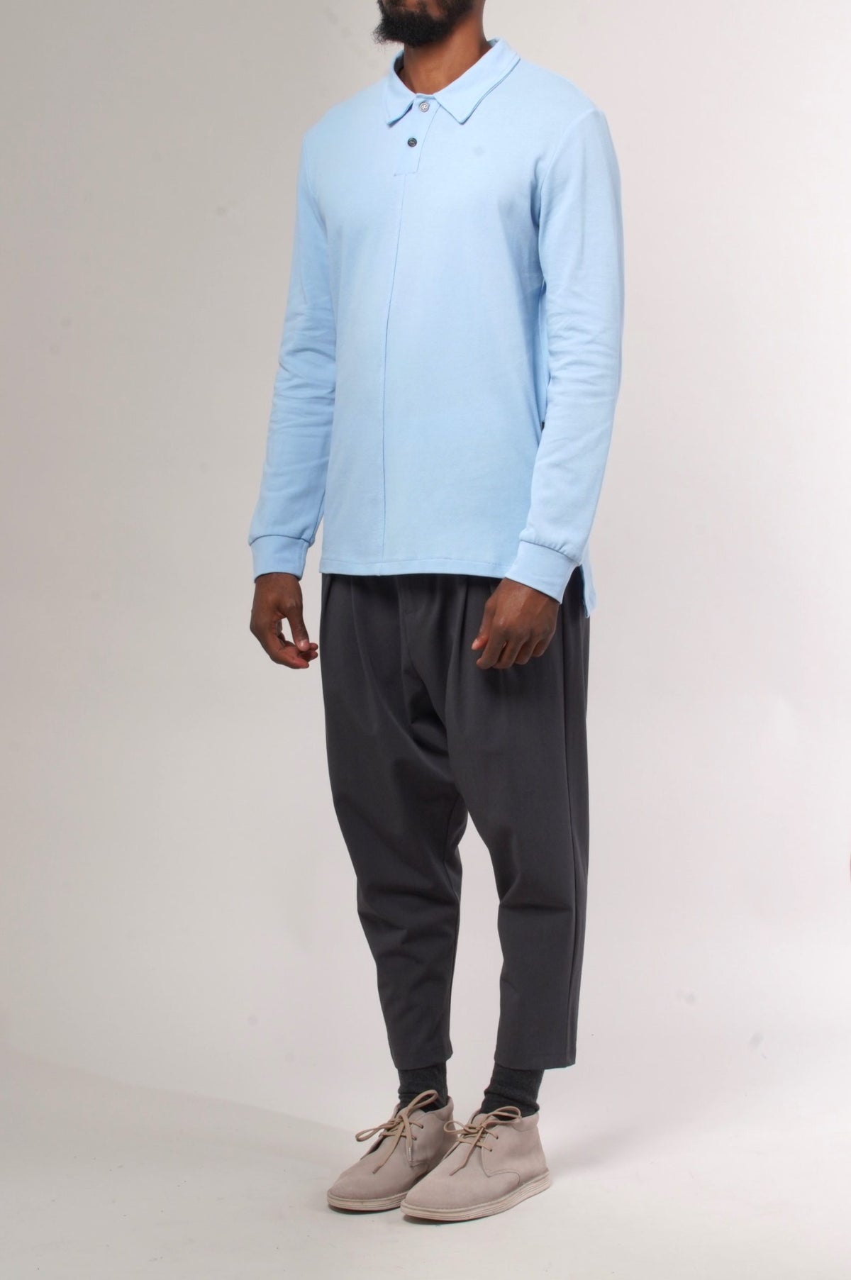 Polo Classy bleu ciel porté avec un sarouel anthracite