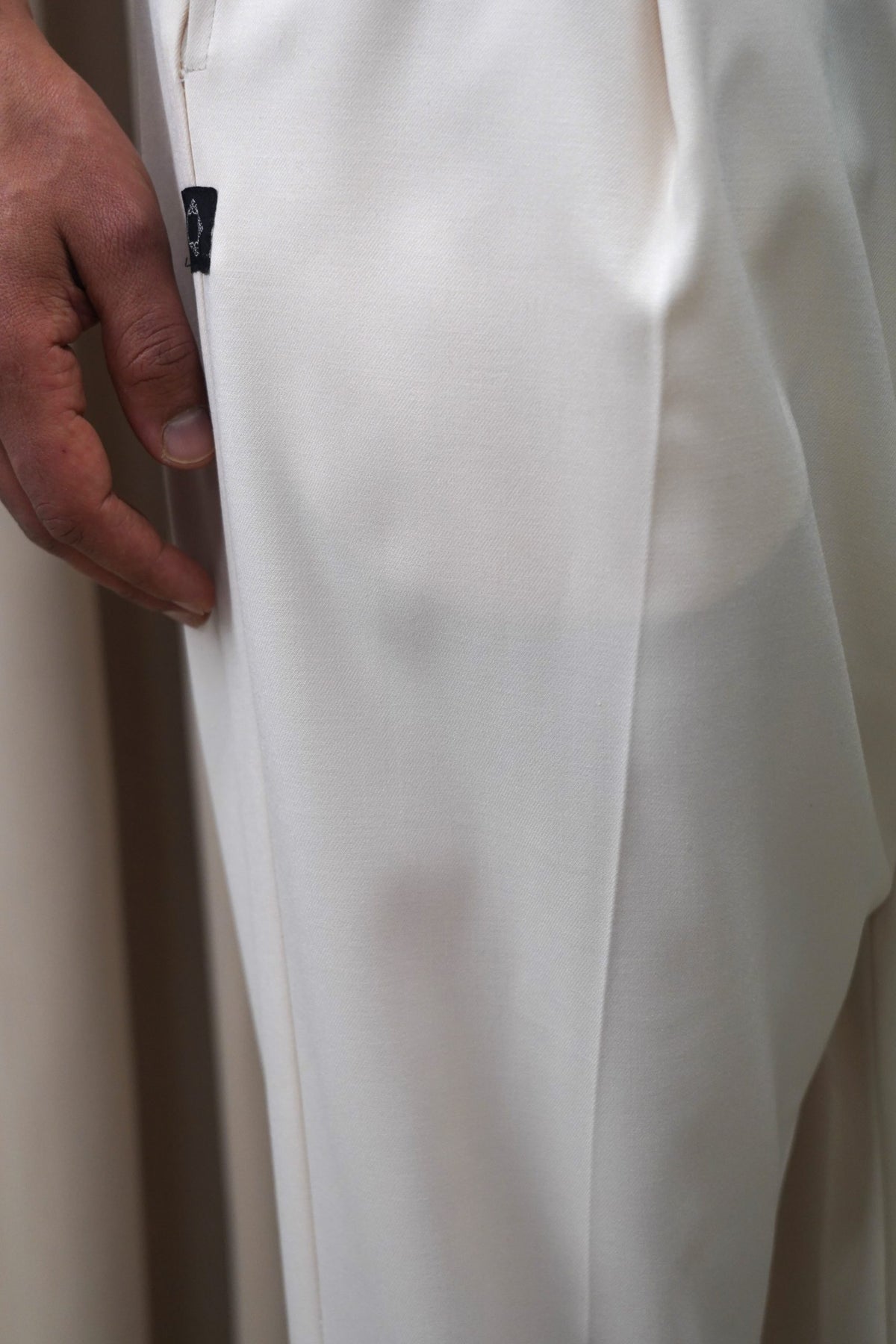 Détail du pli central et du tissu du pantalon Dunes crème