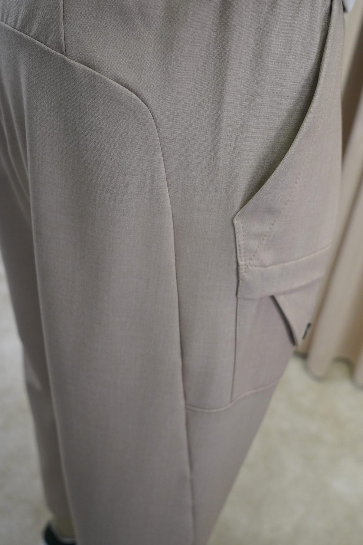 Détail de la découpe latérale du sarouel Bowman taupe clair