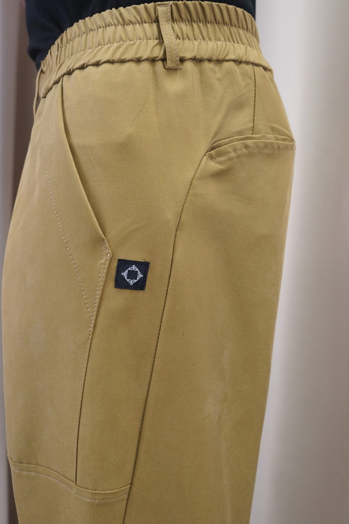 Détail de la taille élastique et du logo du pantalon Fallon beige camo