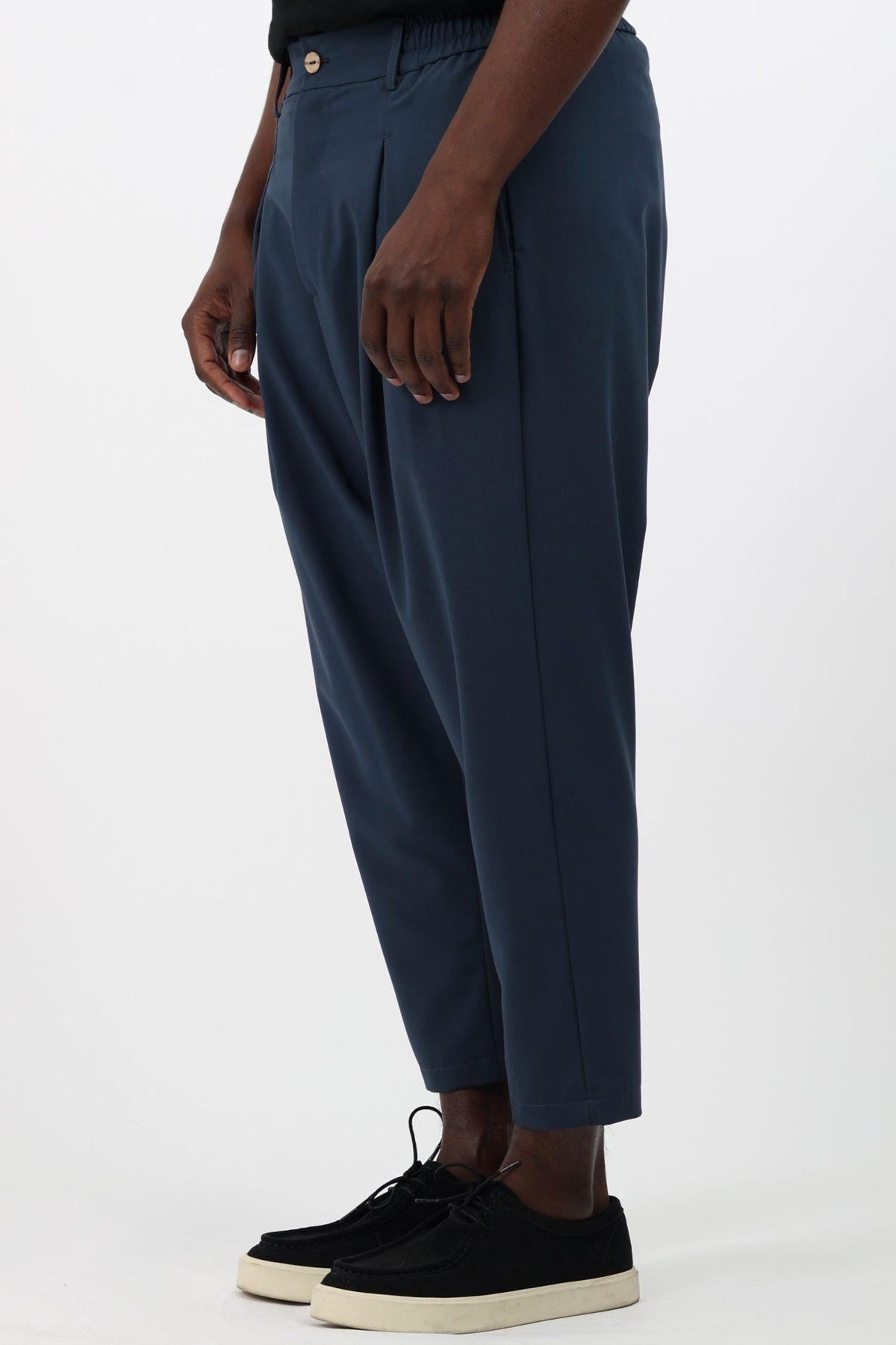 Pantalon large homme Noragi mi-saison bleu pétrole, de profil