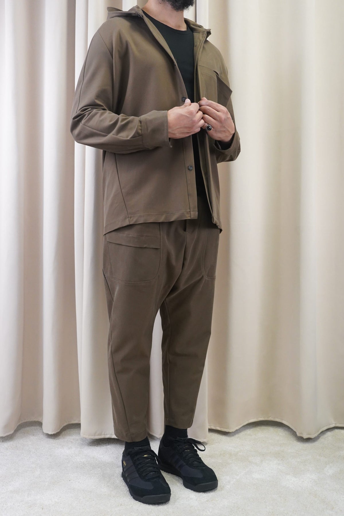 Ensemble homme Fallon marron tactique, veste ouverte sur un t-shirt noir