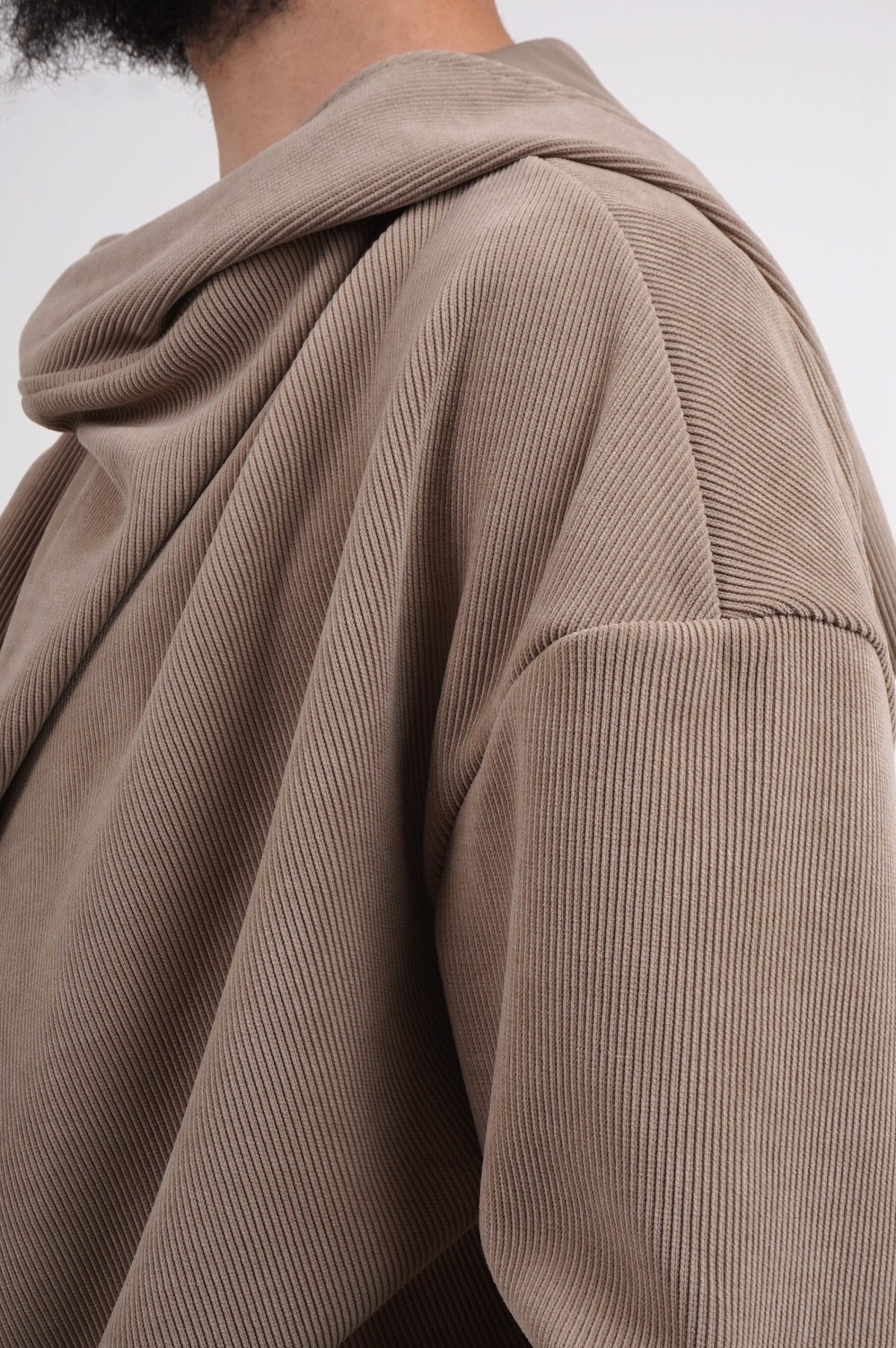 Détail de l'épaule tombante et du velours côtelé du pull Boho beige