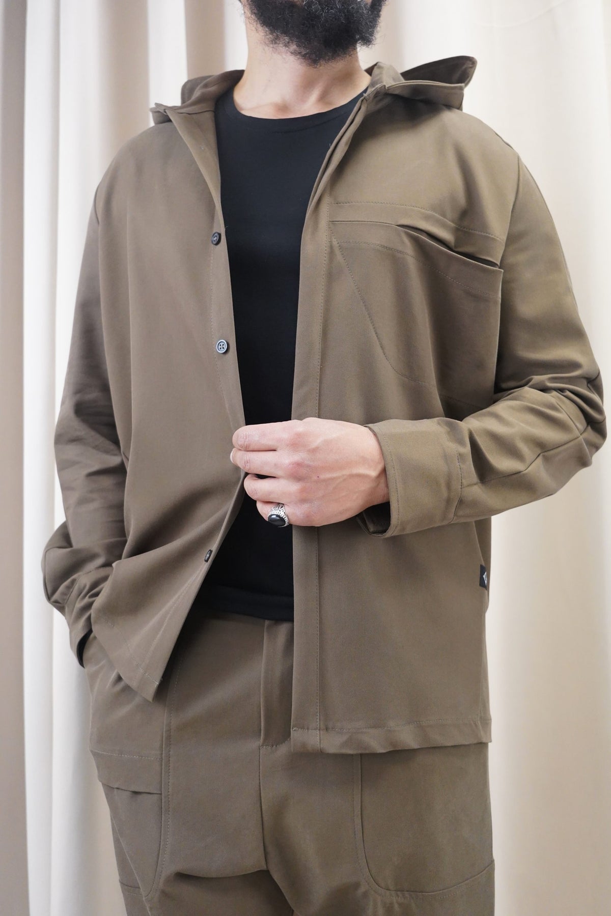 Veste à capuche homme Fallon marron tactique ouverte sur un t-shirt noir